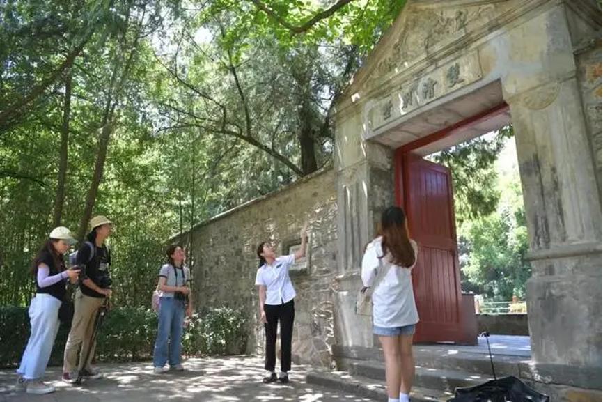 20230905-乐鱼在线平台“‘京’彩文化 青春绽放”行动暑期活动纪实-供图-学生们在香山公园双清别墅前听讲解员讲述双清别墅历史.png