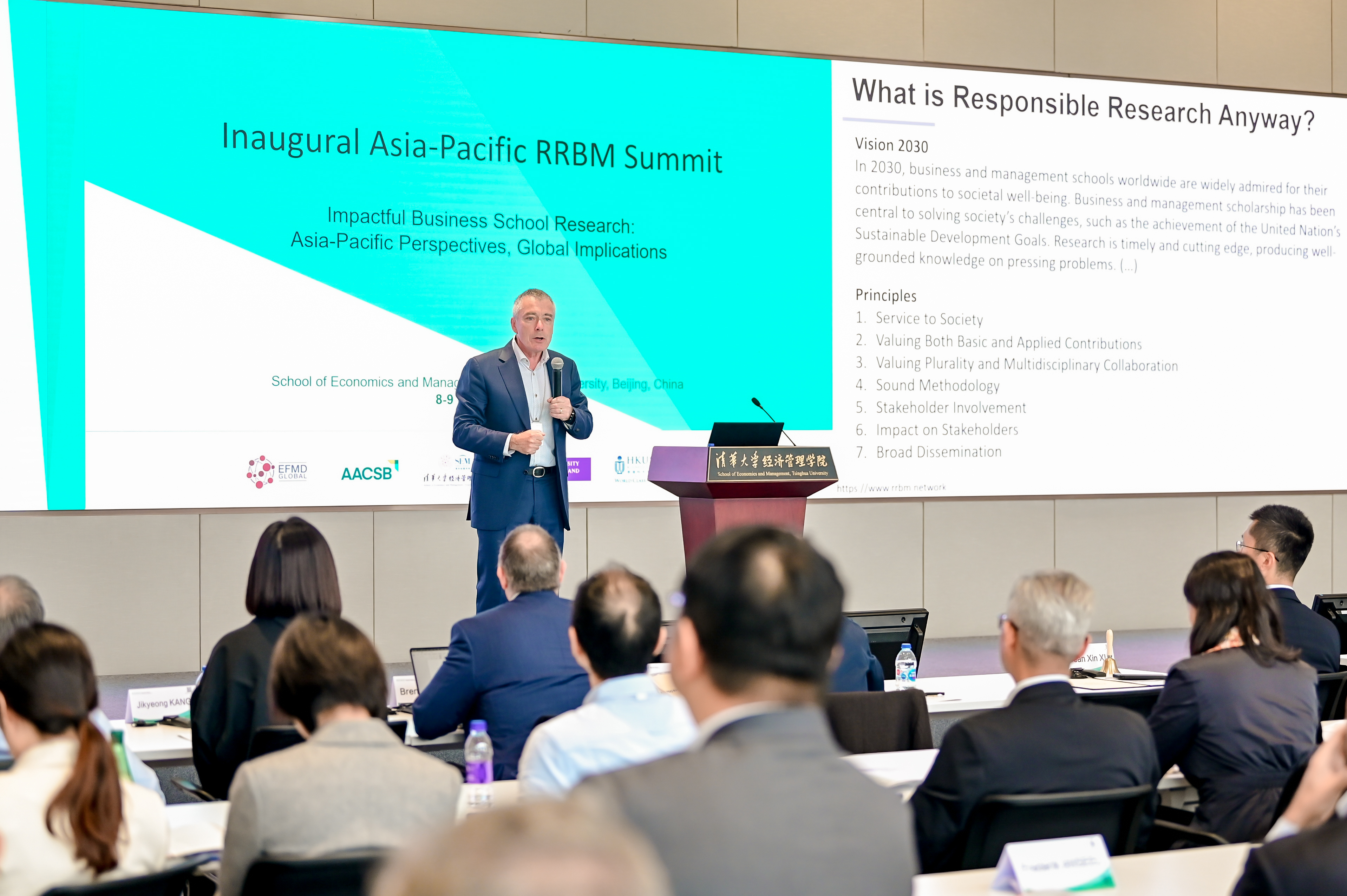 20241009-“负责任的商业和管理研究亚太区研讨会”举行-司京生摄影-克里斯多夫·H·洛赫做主旨演讲.jpg