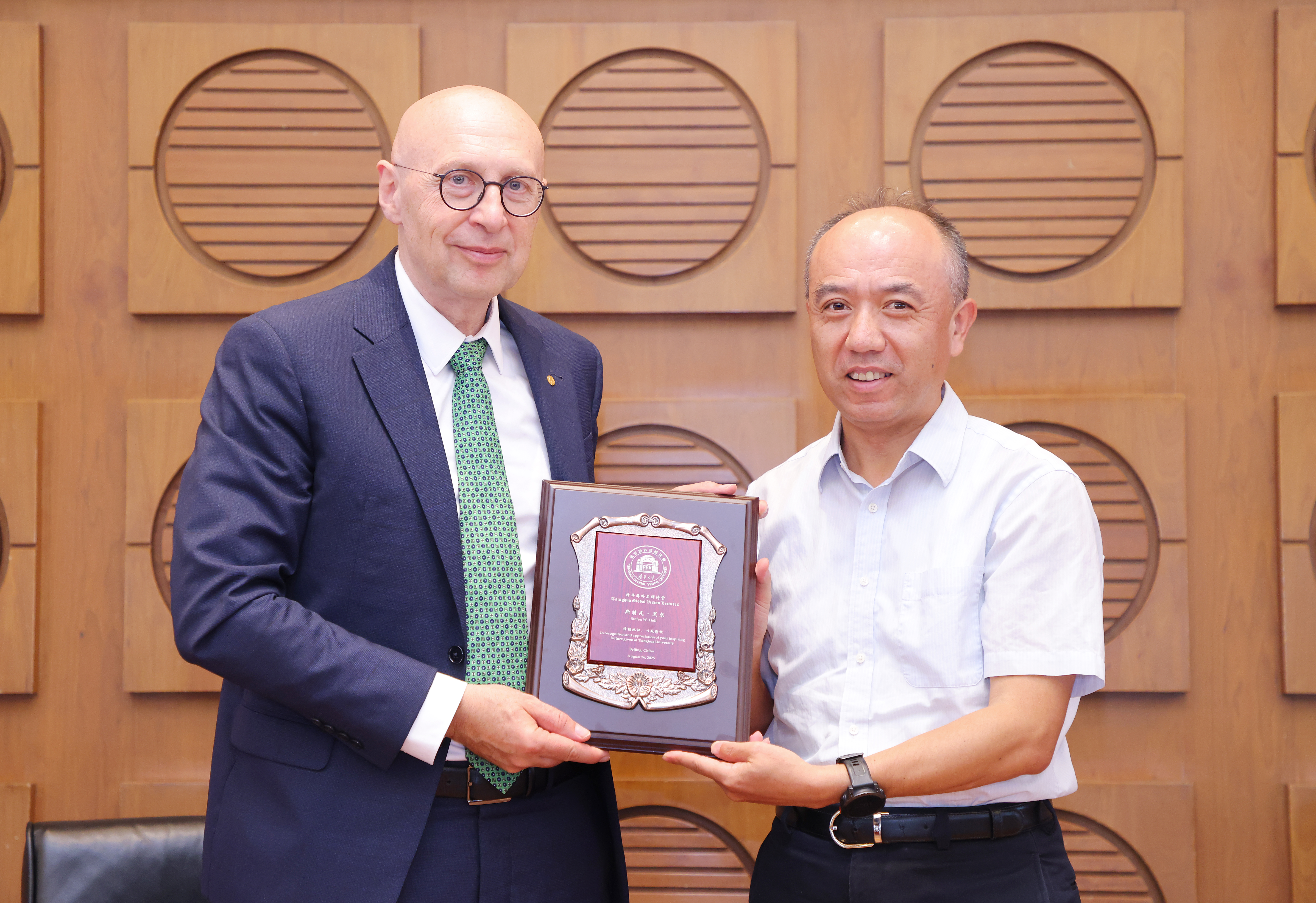 20250826-2014年诺贝尔化学奖得主做客清华海外名师讲堂-王宏伟向斯特凡·黑尔赠送清华海外名师讲堂纪念牌-赵青松.jpg