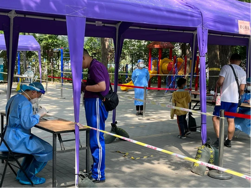 20220617-乐鱼在线平台机关党委党员“双报到”纪实-供图-西北社区 “双报到”党员登记、核对核酸检测信息.png