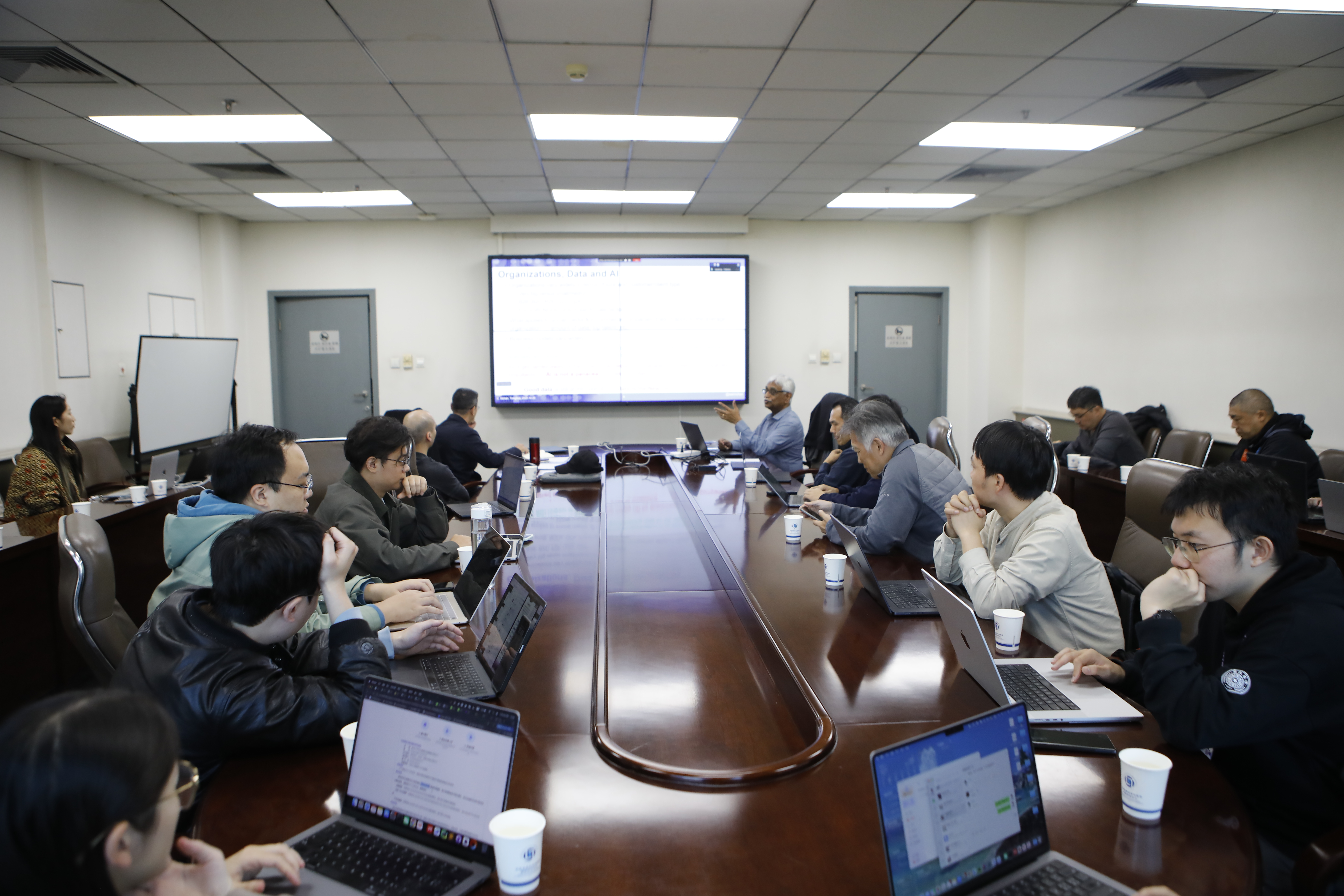 20251020-乐鱼在线平台杰出访问教授C. Mohan续聘仪式暨学术报告会举行-董超-圆桌讨论.JPG