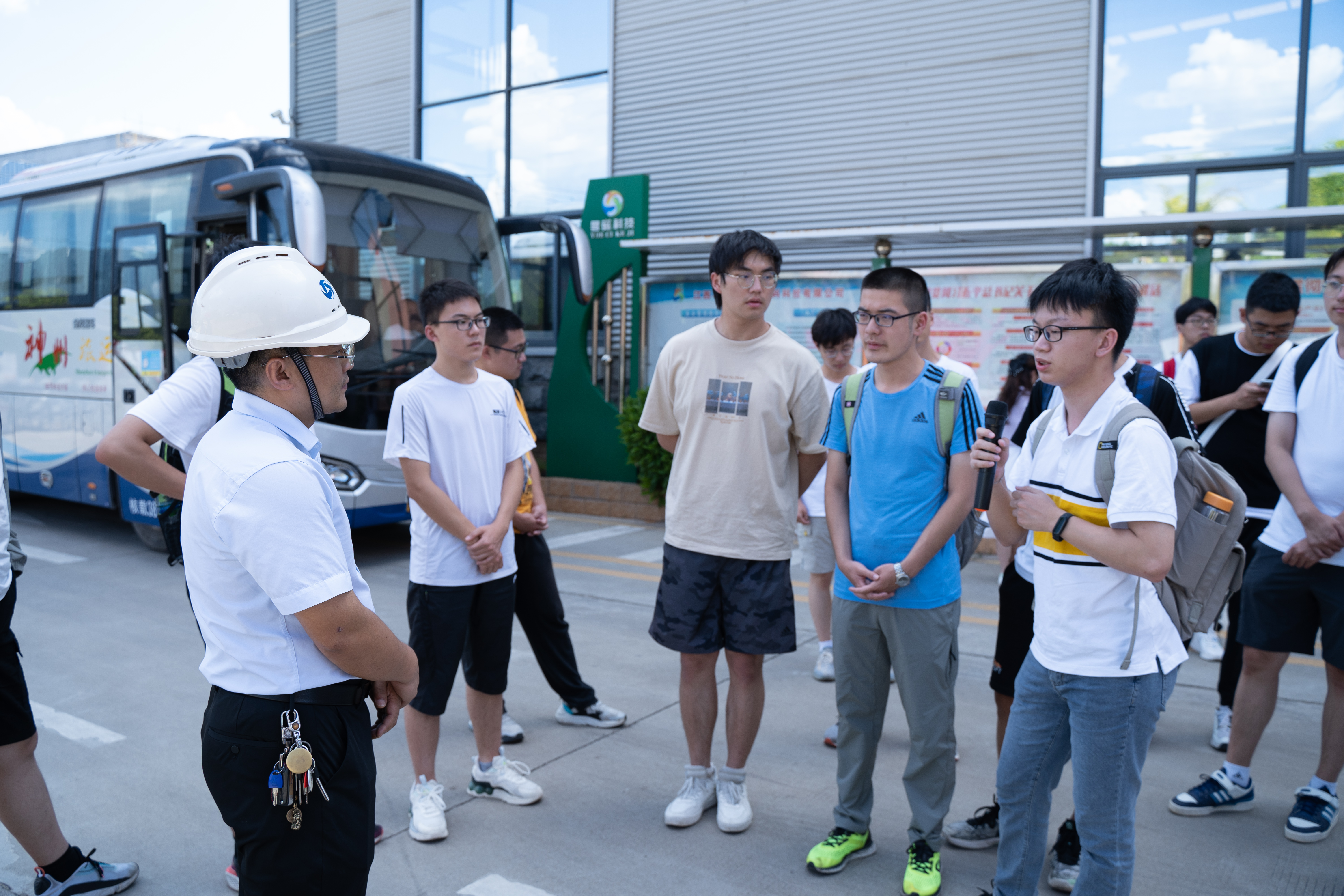 20220808-0814-乐鱼在线平台“林枫计划”师生赴江西赣县区调研实践-桂雨谦摄-支队师生与江西粤磁稀土新材料科技有限公司相关负责人交流.jpg