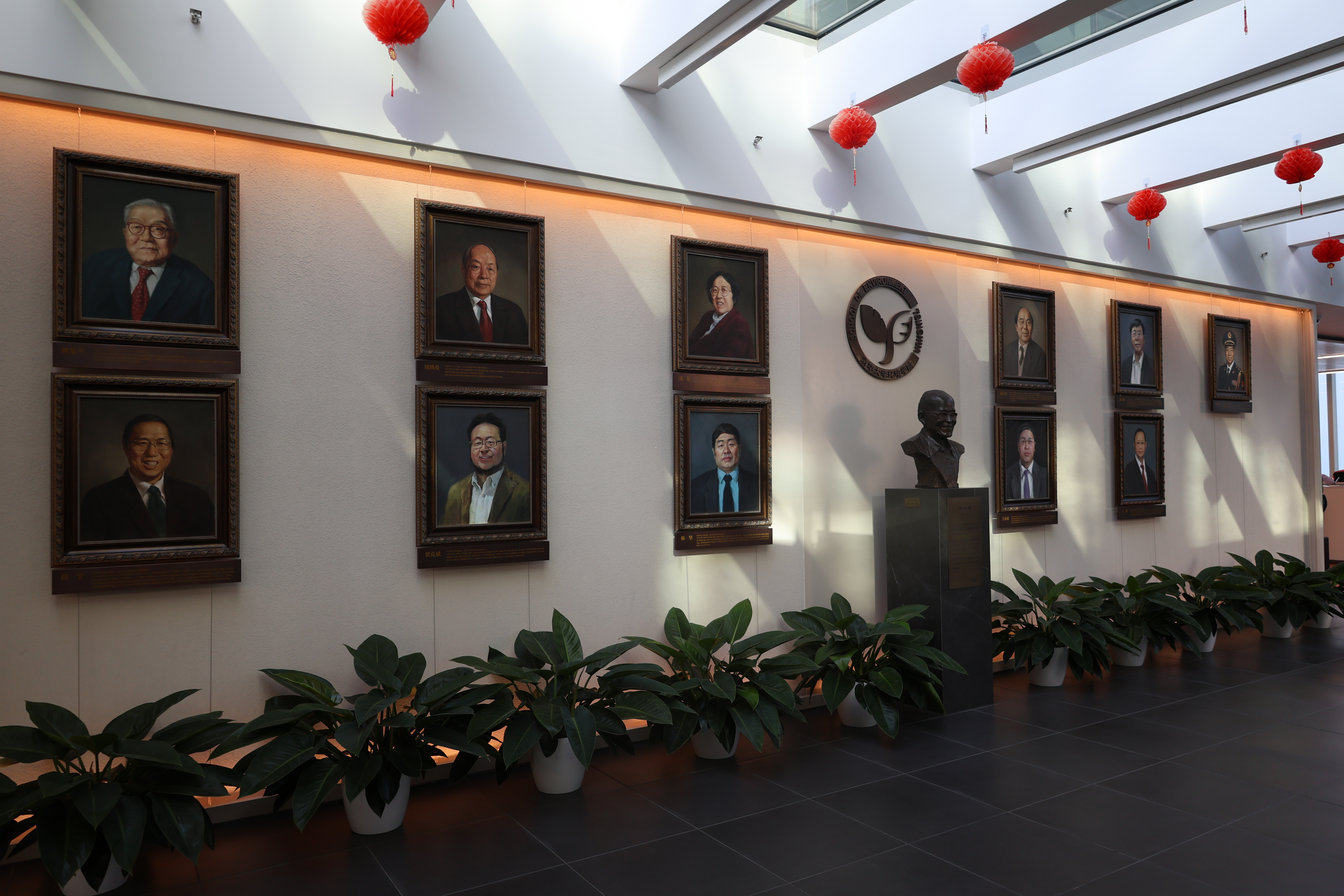 20241220-环境学院党委以文化人、以史育人,凝心聚力引领发展-拍摄者不详-图4 环境学院院士墙.jpg