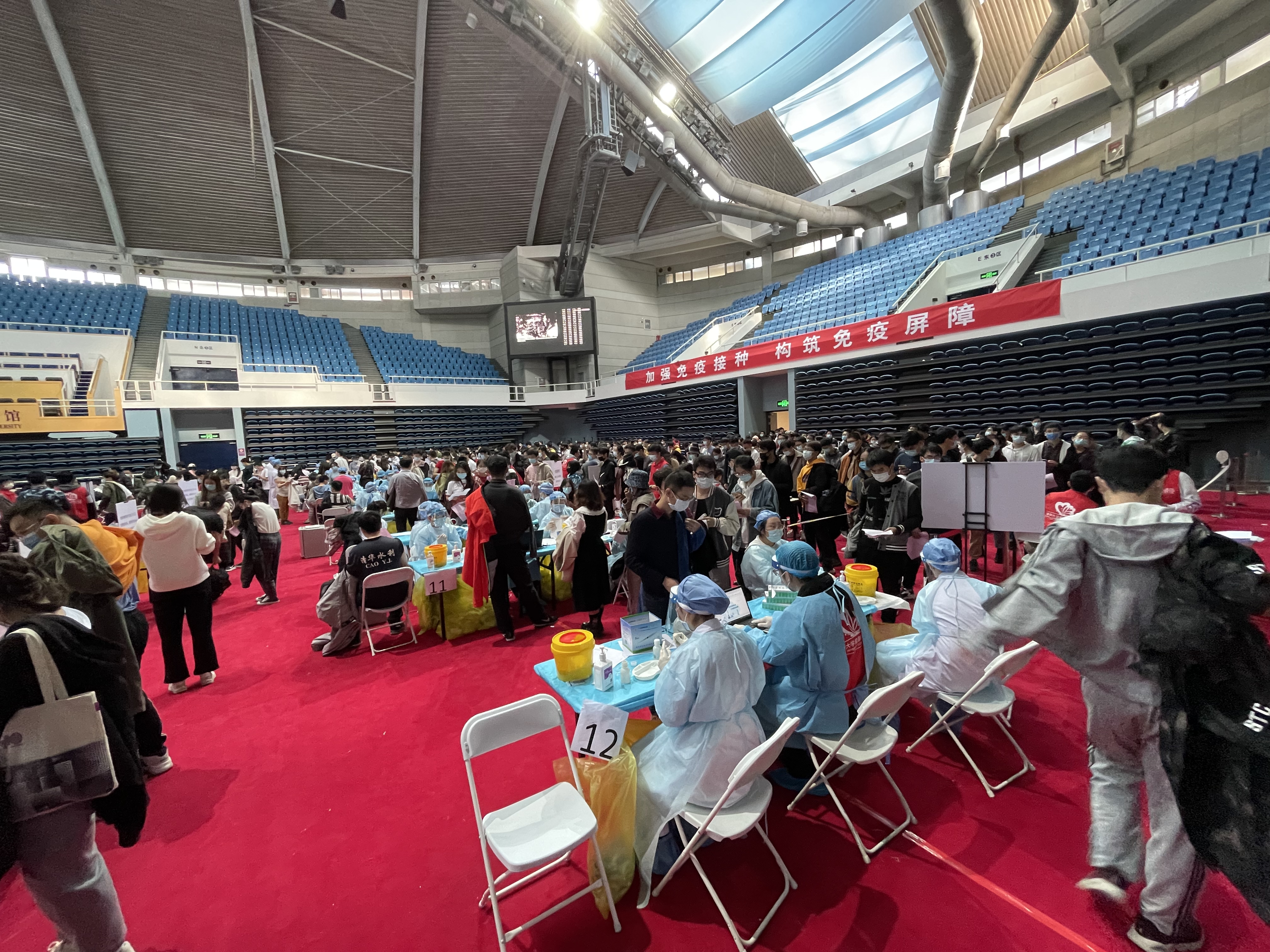 2021年10月31日,二附院在乐鱼在线平台综合体育馆支援新冠疫苗加强针接种工作.jpg 2021年10月31日,二附院在乐鱼在线平台综合体育馆支援新冠疫苗加强针接种工作.jpg