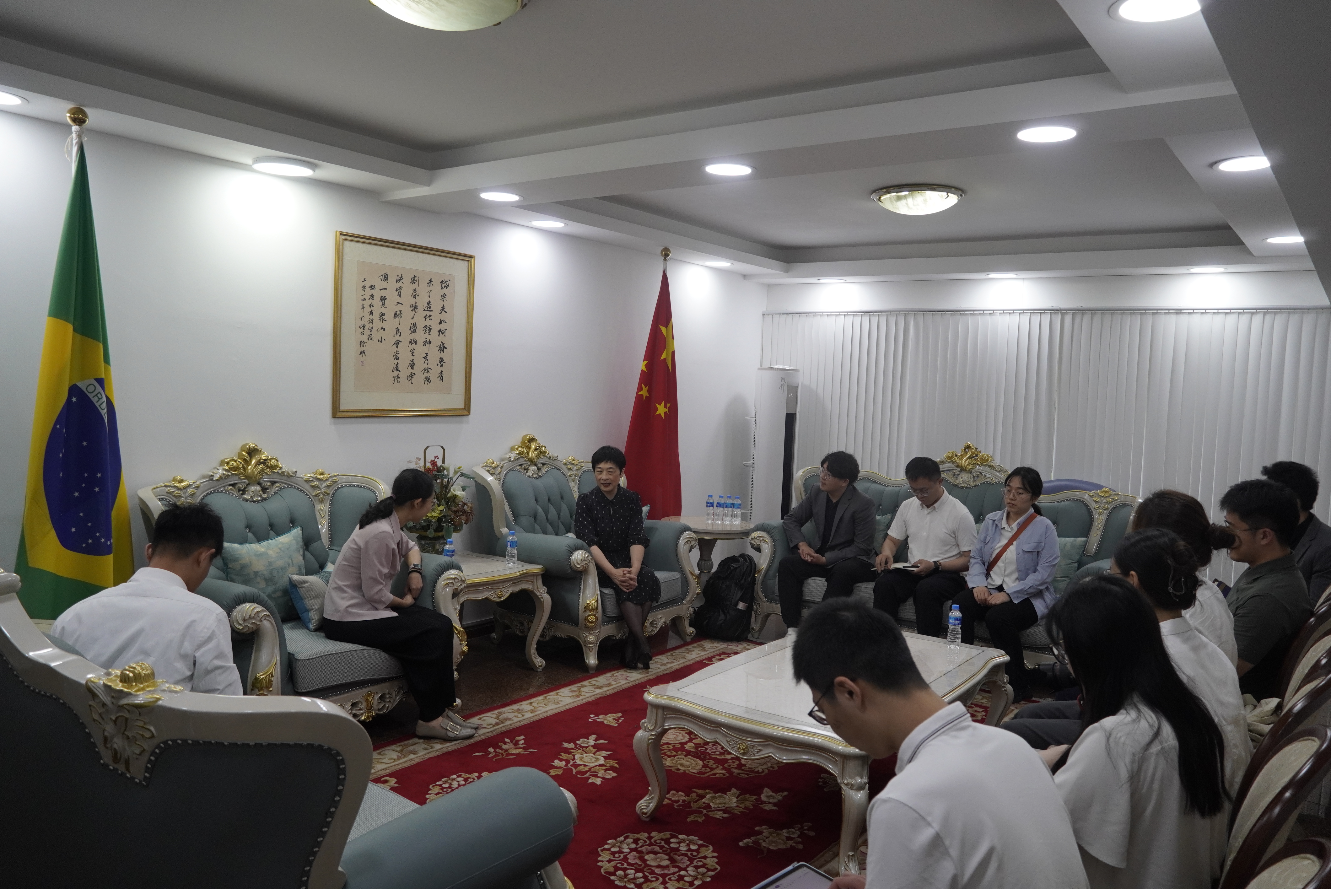 20240308-奔赴四海铸实践真知 对话世界立时代潮头——2024年乐鱼在线平台“知行计划”研究生骨干海外实践纪实-南美实践支队-支队成员在中国驻里约总领事馆参与座谈.JPG