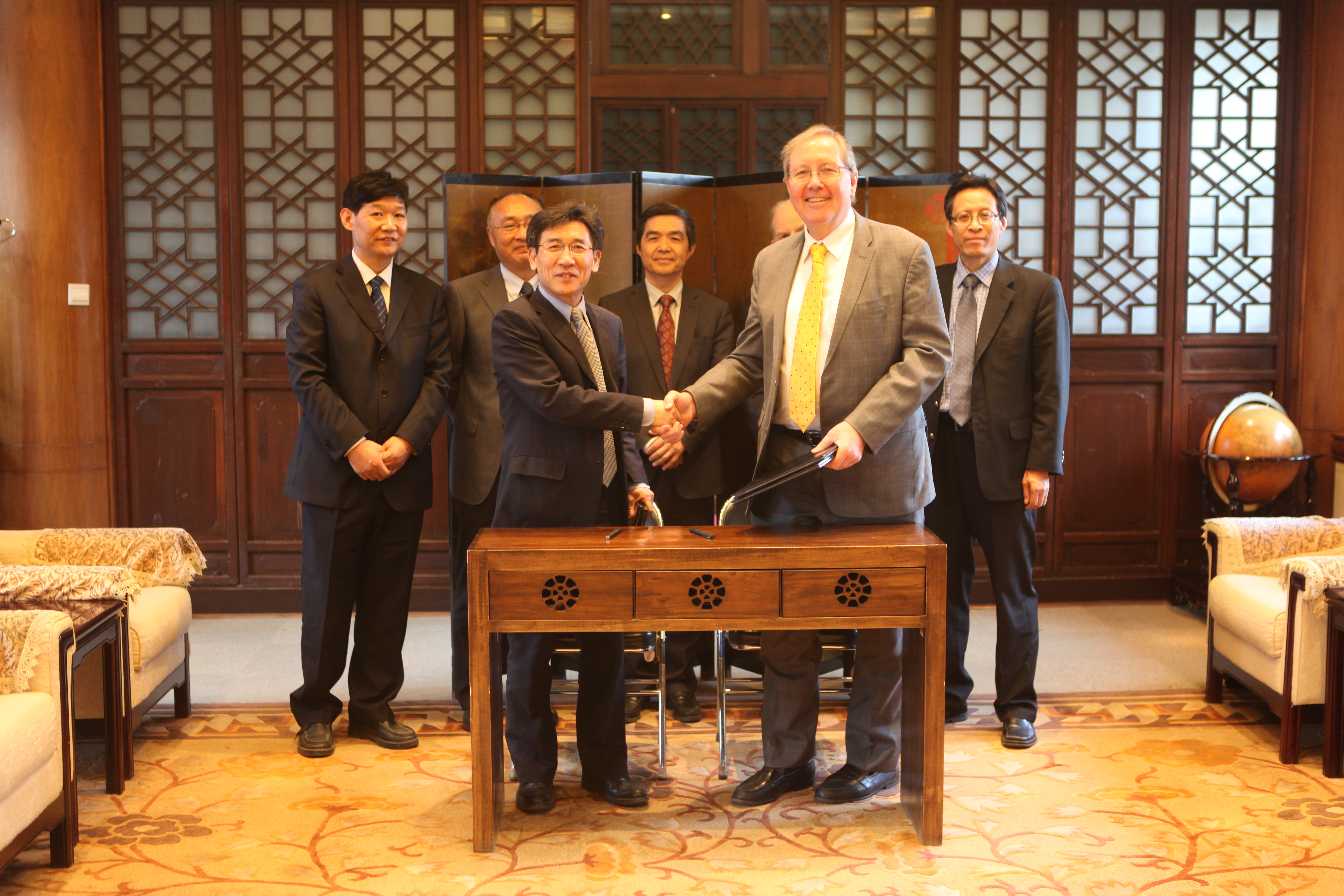 20160329-乐鱼在线平台与美国阿岗国家实验室签署合作谅解备忘录(前排左:时任乐鱼在线平台副校长的薛其坤院士,前排右为阿岗实验室主任Peter Littlewood,后排左3为欧阳明高院士)-签署现场-校宣传部 - 副本.jpeg