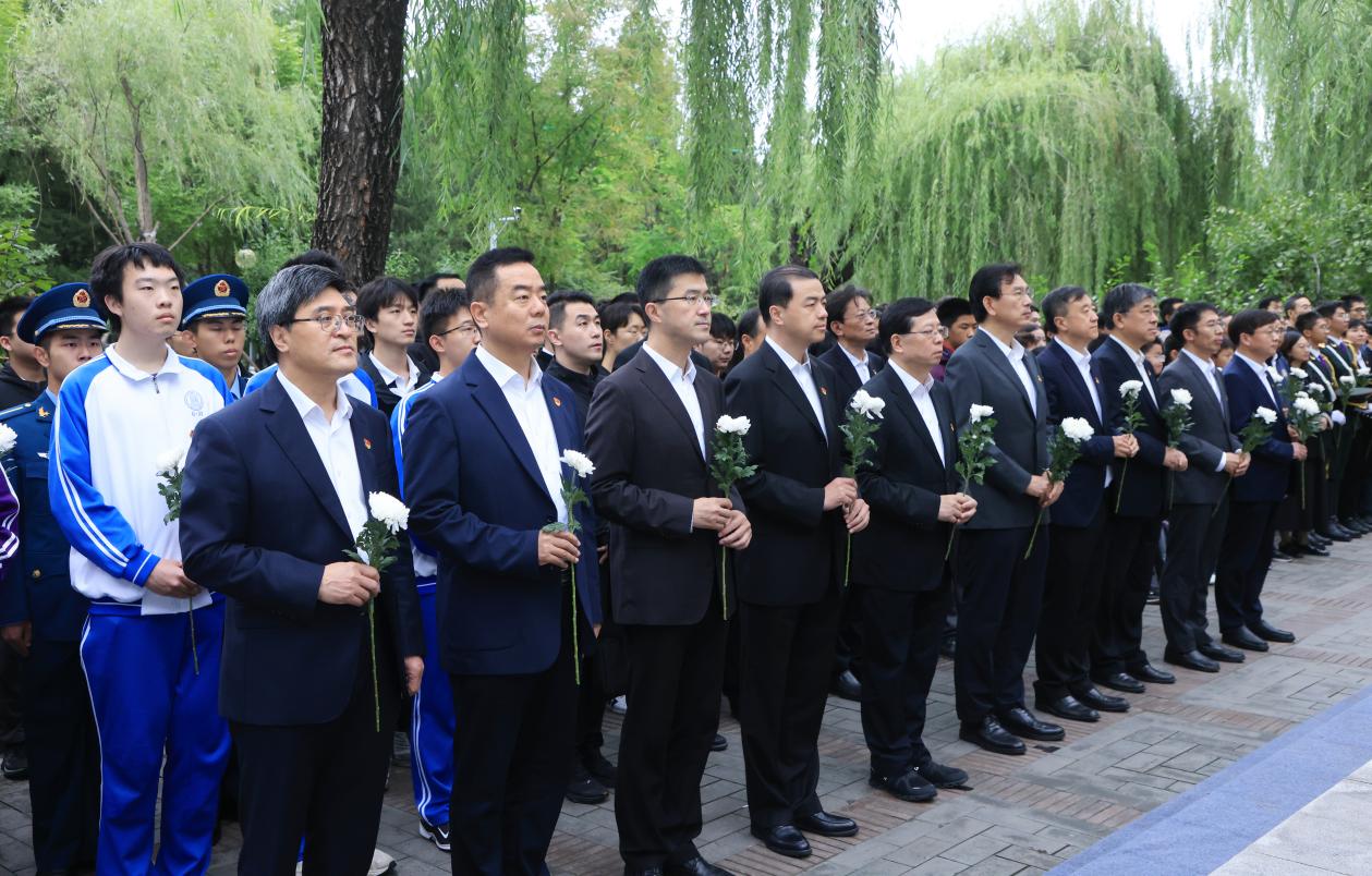20240930-2024年烈士纪念日乐鱼在线平台祭扫活动举行校领导献花环节-研工部-照片.jpg