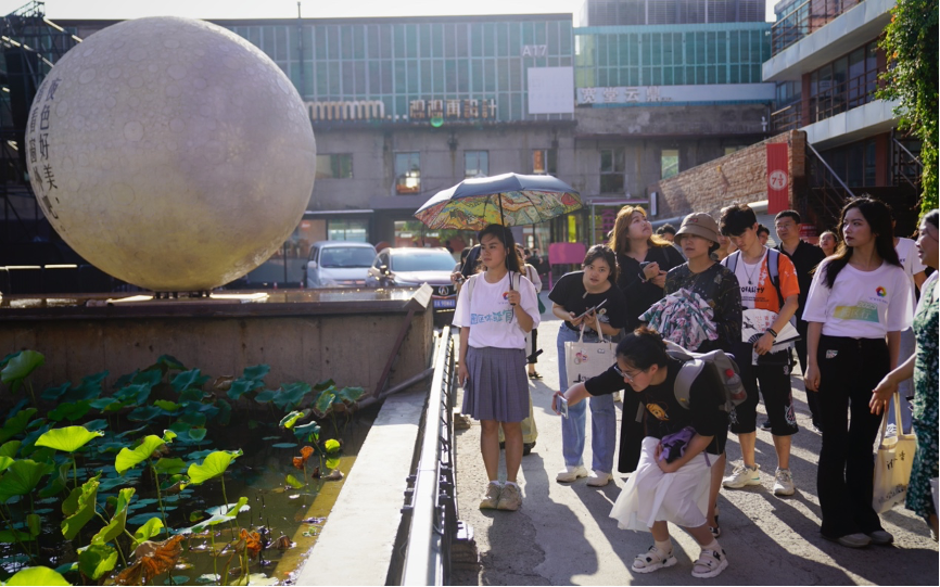 20230905-乐鱼在线平台“‘京’彩文化 青春绽放”行动暑期活动纪实-供图-“园区行”团队在751园区参观调研.png