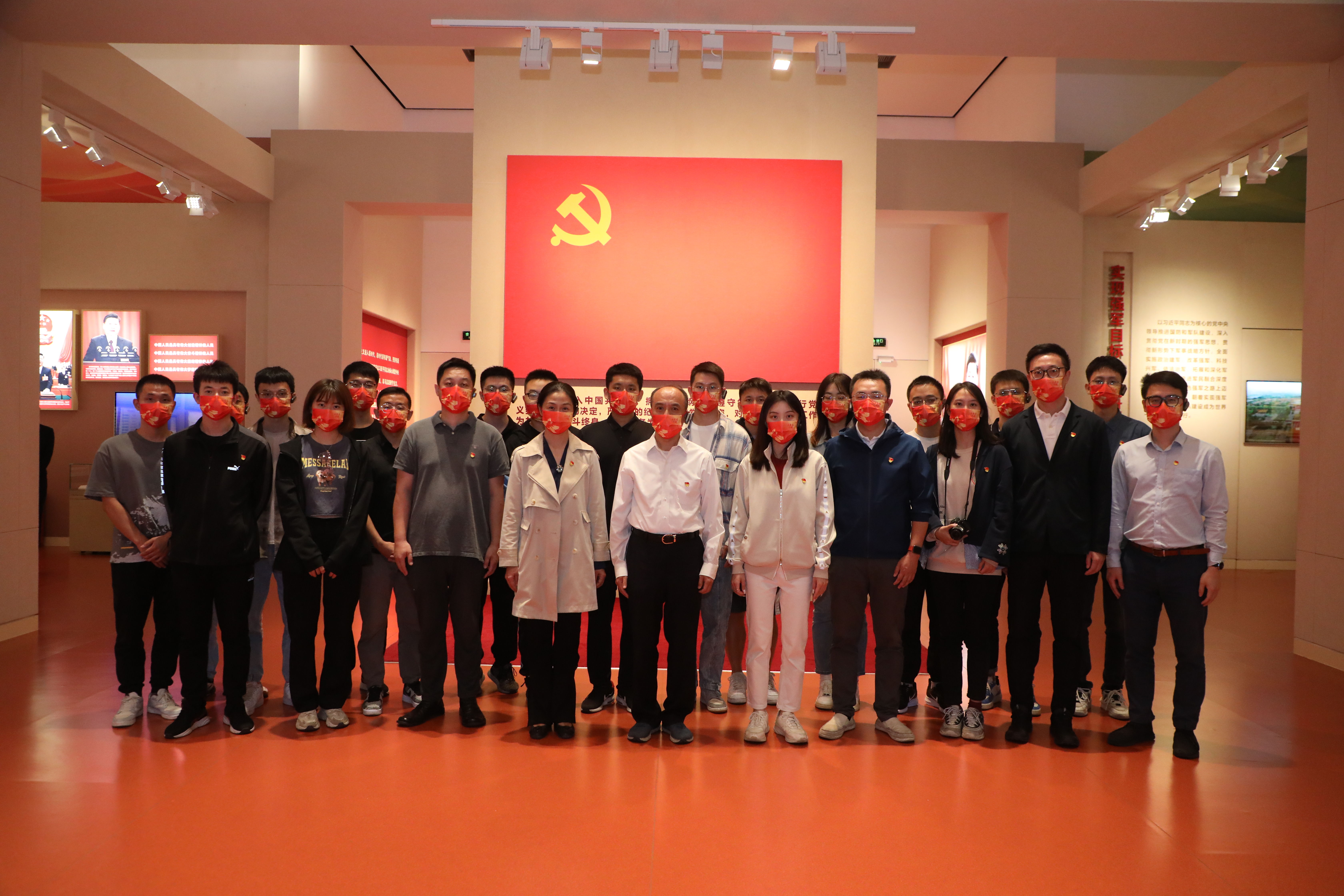 20221006-乐鱼在线平台师生国庆主题社会实践走进国家博物馆-卢科潮-师生们在党旗下合影.JPG