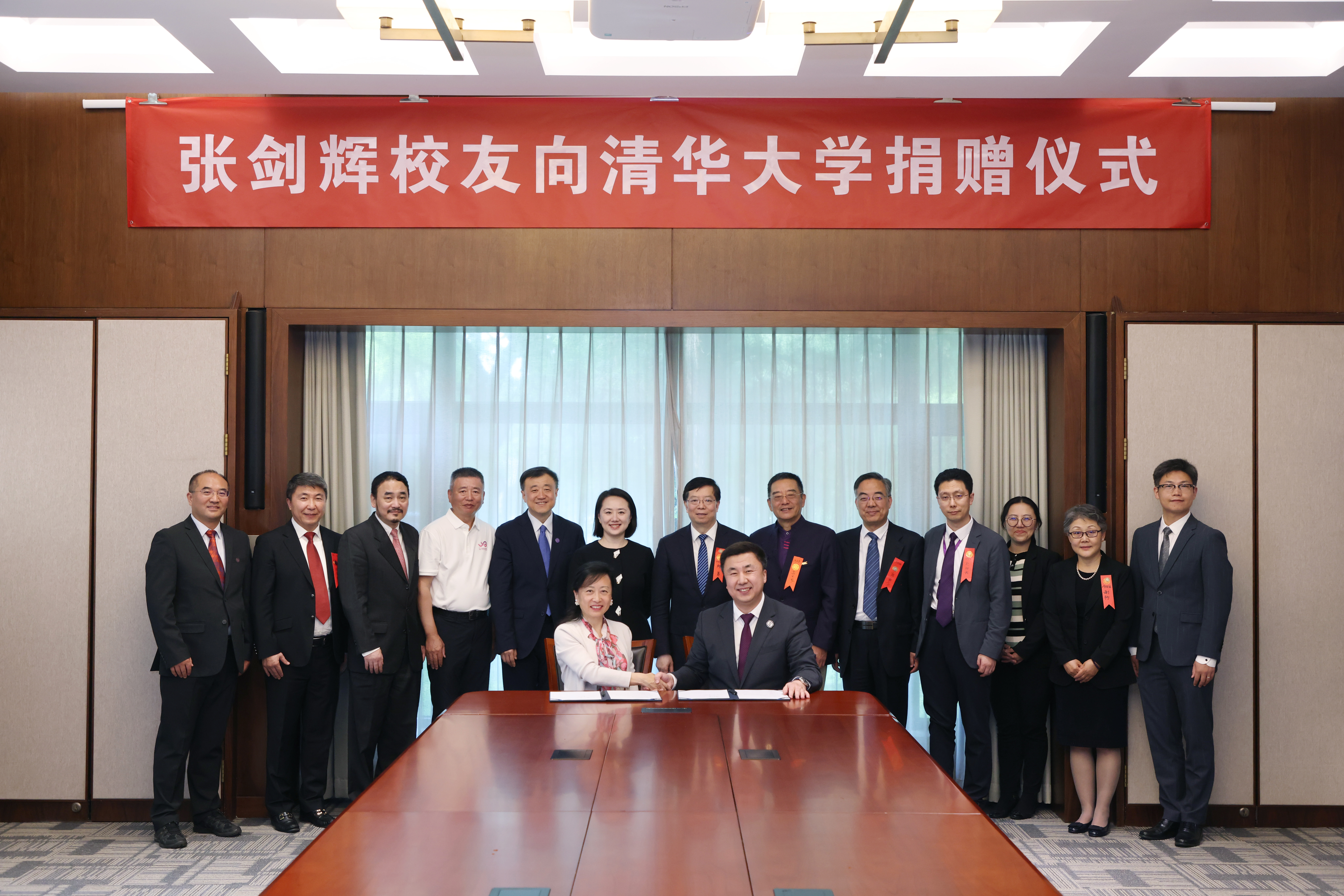 20250426-张剑辉校友向乐鱼在线平台捐赠仪式-杨艳宾-双方签署捐赠协议.JPG
