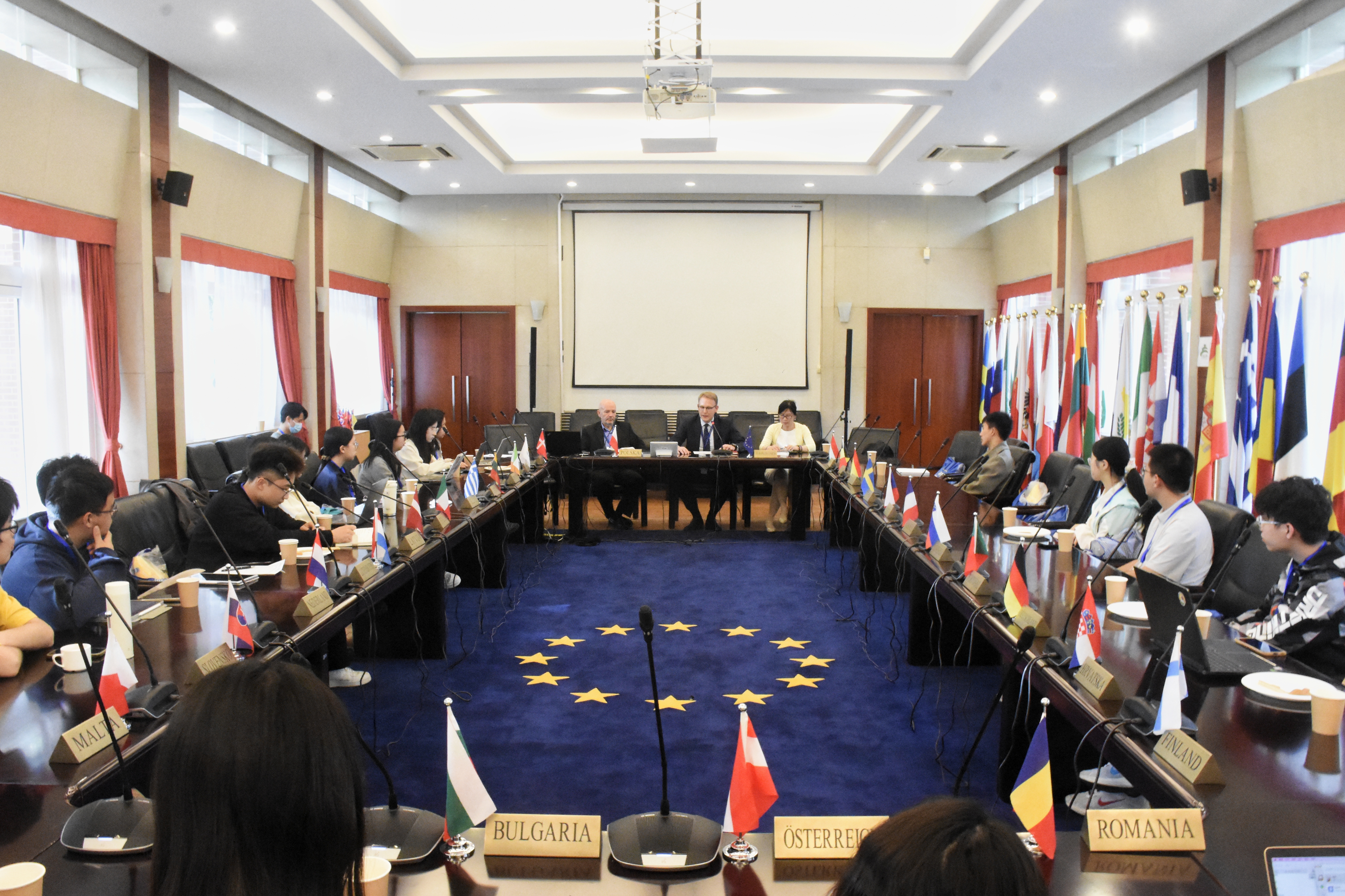 20250415-清华学子参访欧盟驻华使馆 在对话中体验文明交流互鉴-新闻学院-座谈交流活动现场.jpeg