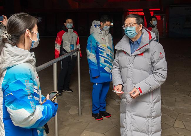 20220107-邱勇校长赴国家体育场调研冬奥志愿服务工作并作动员讲话-现场返图-邱勇与志愿者交流.jpg