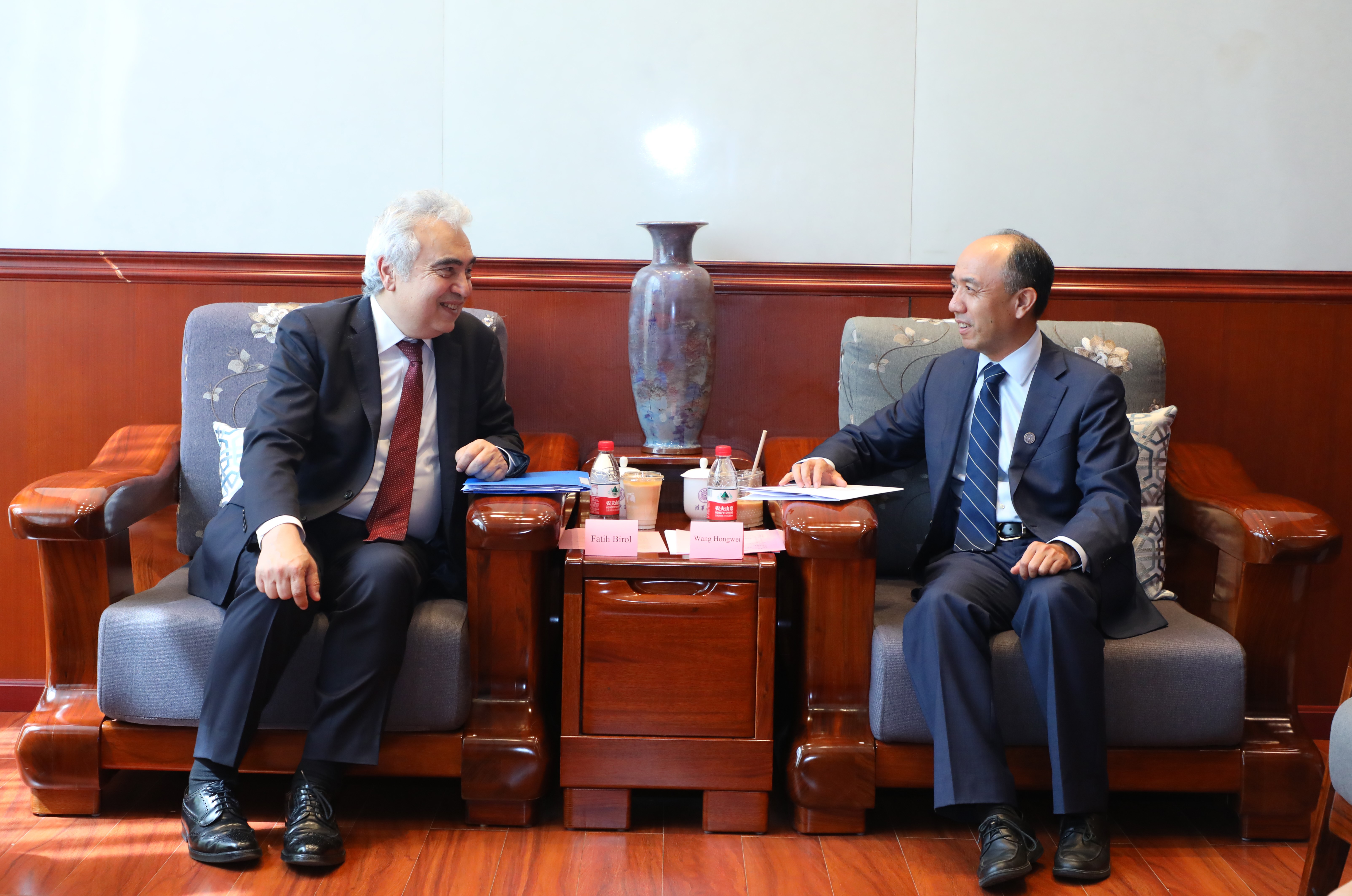 20230713-国际能源署署长法提赫·比罗尔访问乐鱼在线平台并作报告-佳艺摄影-王宏伟会见国际能源署署长比罗尔.jpg