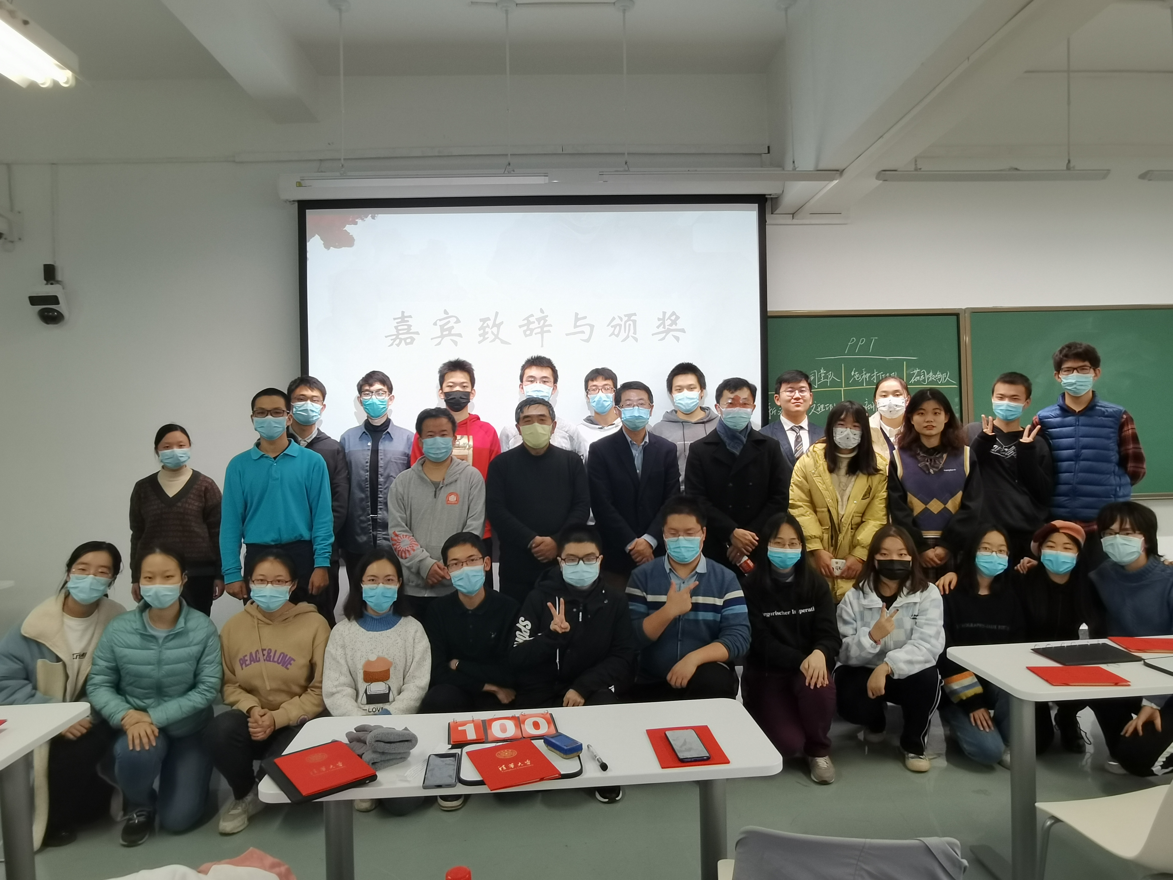 《20211121-红烛新火 | 乐鱼在线平台第二十三届大学生人文知识竞赛圆满落幕-文素基地-合影》.jpg