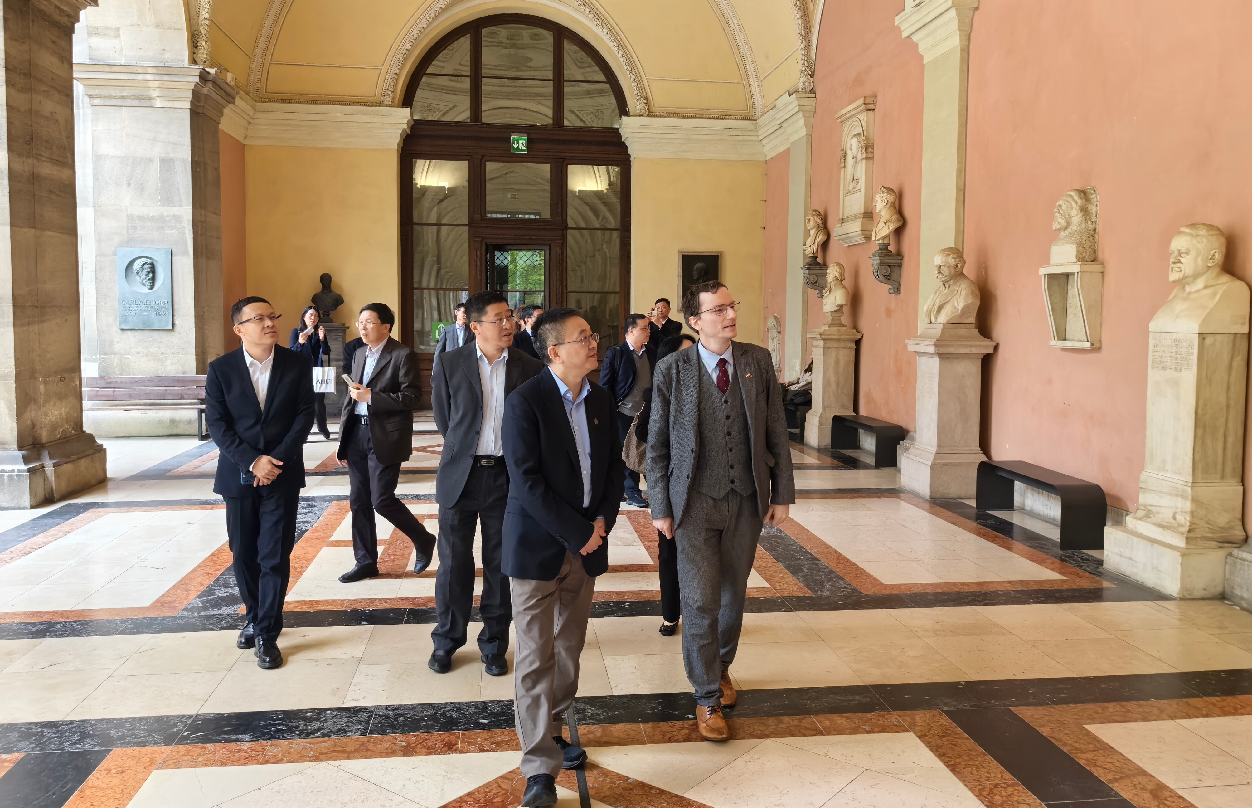 20250415-校领导带队访问奥地利、德国、法国-出土文献中心-参观维也纳大学.jpg