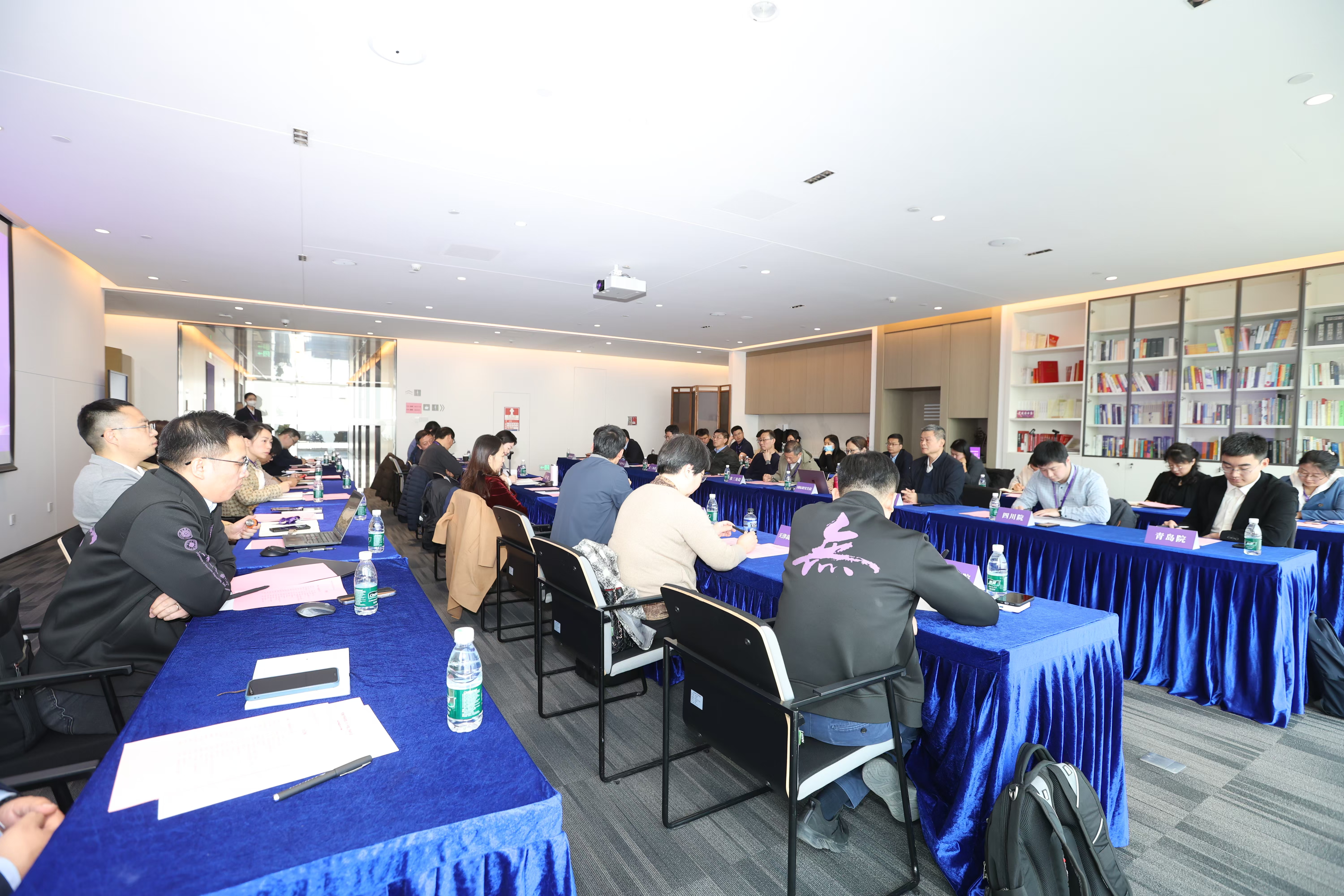 20250117-乐鱼在线平台召开校地合作研究院2025年度工作培训和研讨会-深圳研究院-分会场交流2.jpg