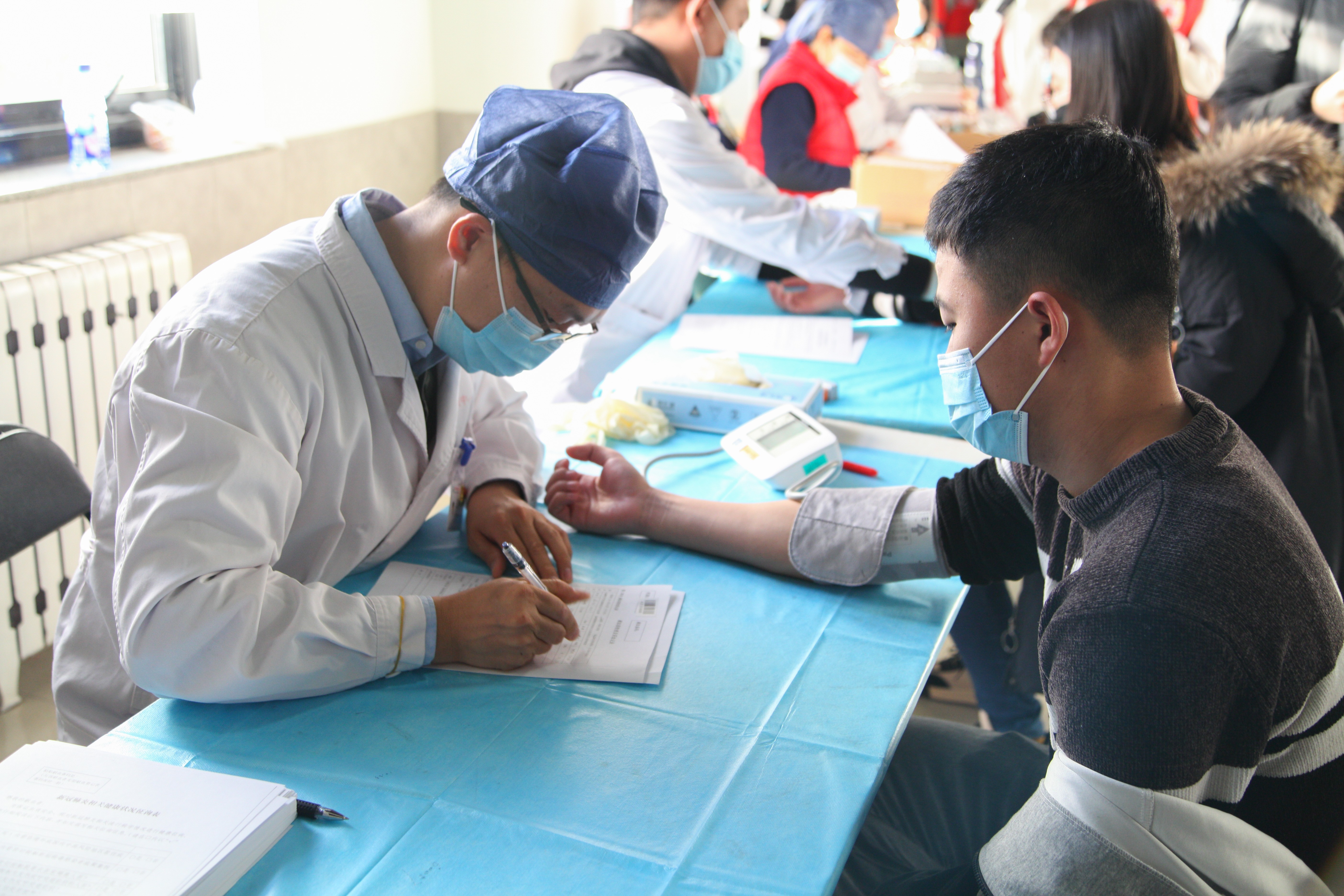 20211205-“奔向冬奥,‘清’春同行”乐鱼在线平台迎冬奥主题活动顺利举行-刘哲摄-献血同学正在接受体检jpg 20211205-“奔向冬奥,‘清’春同行”乐鱼在线平台迎冬奥主题活动顺利举行-刘哲摄-献血同学正在接受体检jpg