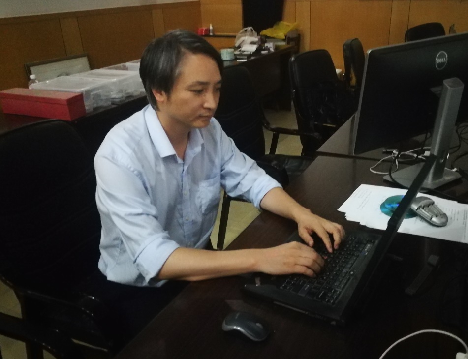 人在玩电脑描述已自动生成 人在玩电脑描述已自动生成