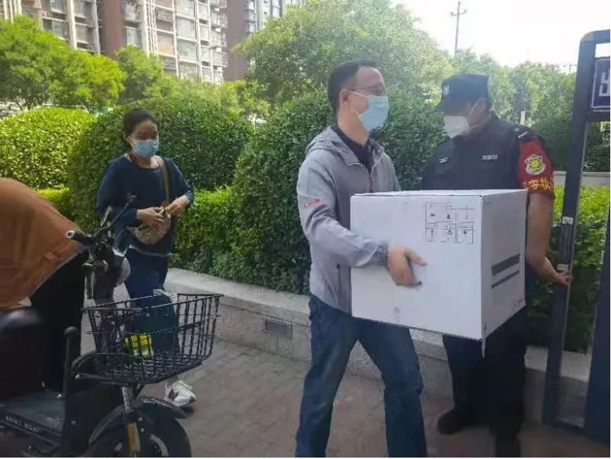 20220617-乐鱼在线平台机关党委党员“双报到”纪实-供图-双清苑社区 “双报到”党员为隔离群众递送物资.png