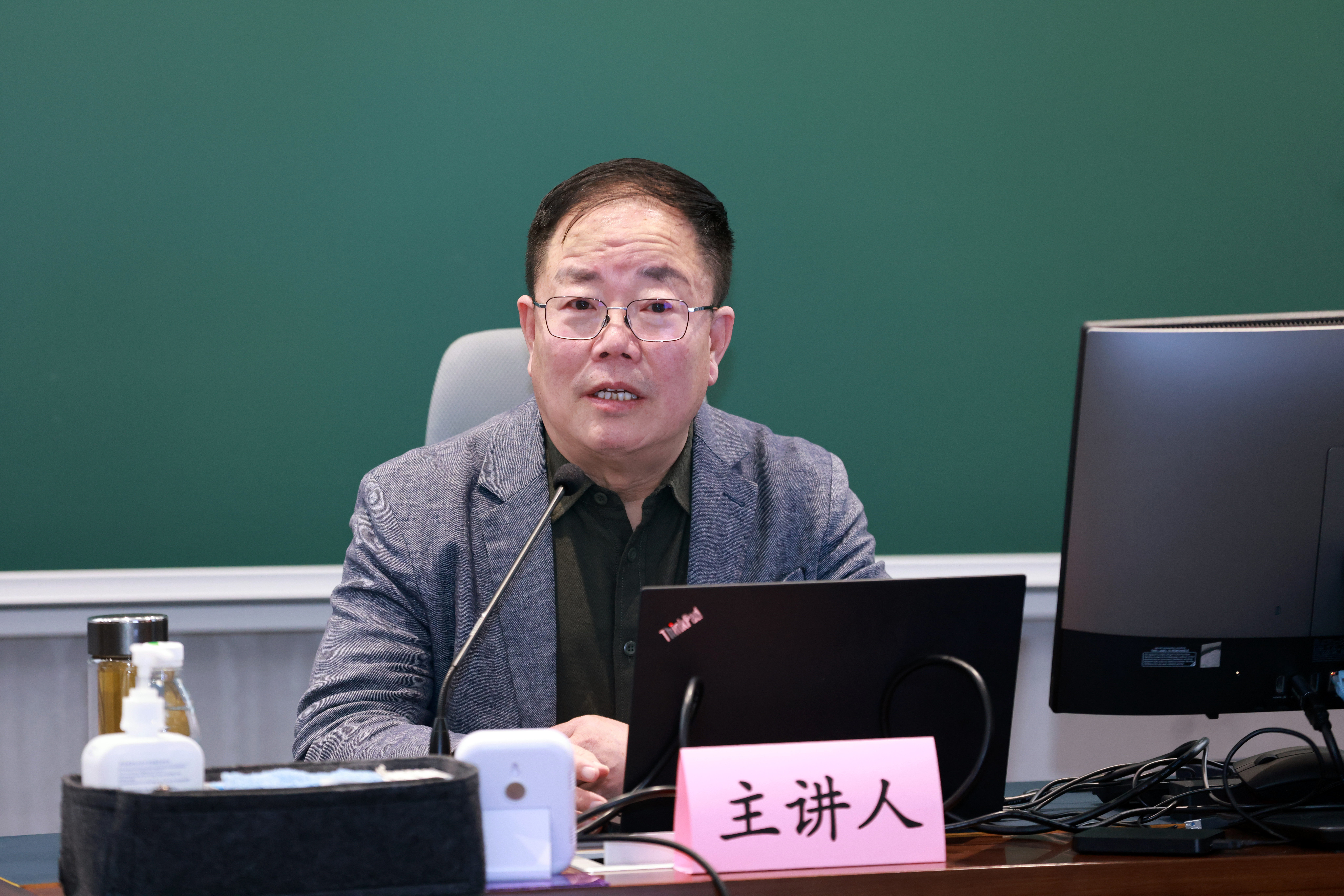 20241227-乐鱼在线平台举办2024年哲学社会科学骨干教师专题研讨班-常志东-邹广文作专题报告.JPG