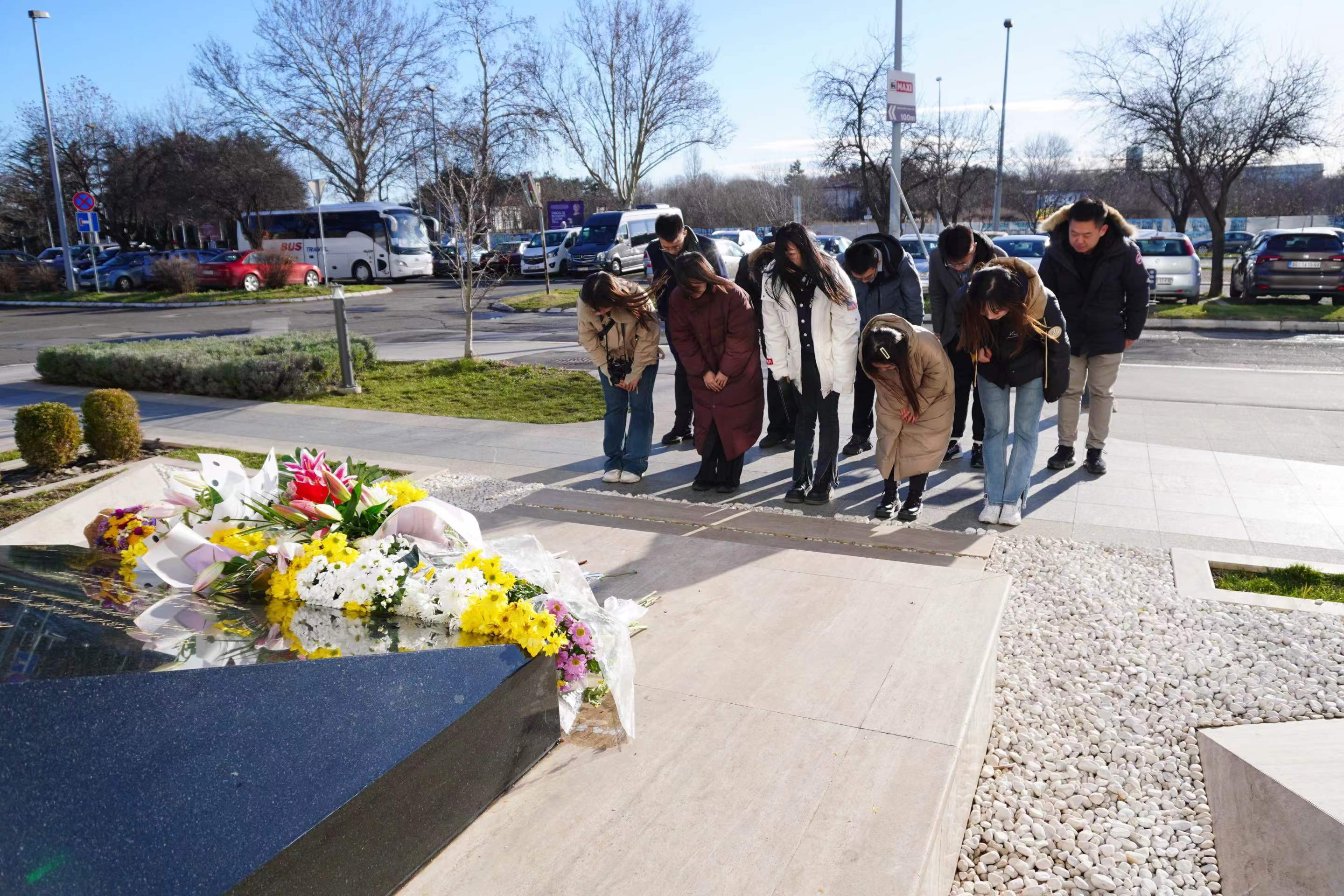 20240308-奔赴四海铸实践真知 对话世界立时代潮头——2024年乐鱼在线平台“知行计划”研究生骨干海外实践纪实-中东欧实践支队-支队成员在中国驻前南斯拉夫大使馆遗址缅怀烈士.jpg