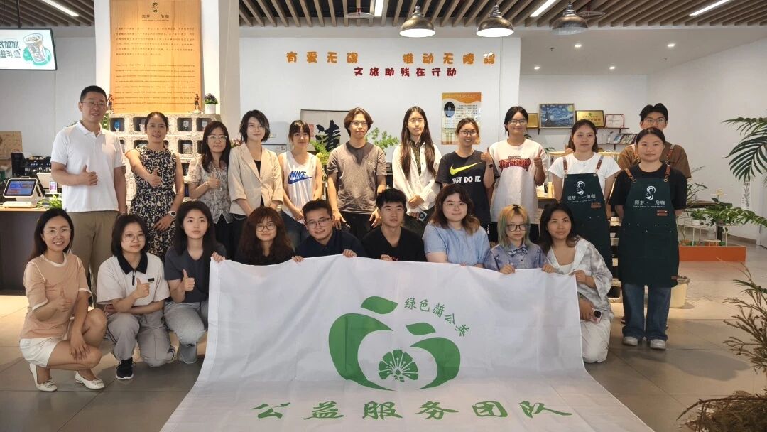 20251110-以美为媒 以艺铸魂——清华美院探索思政实践育人新范式-美院供图-美院师生在实践中调研无障碍助残设计.jpg