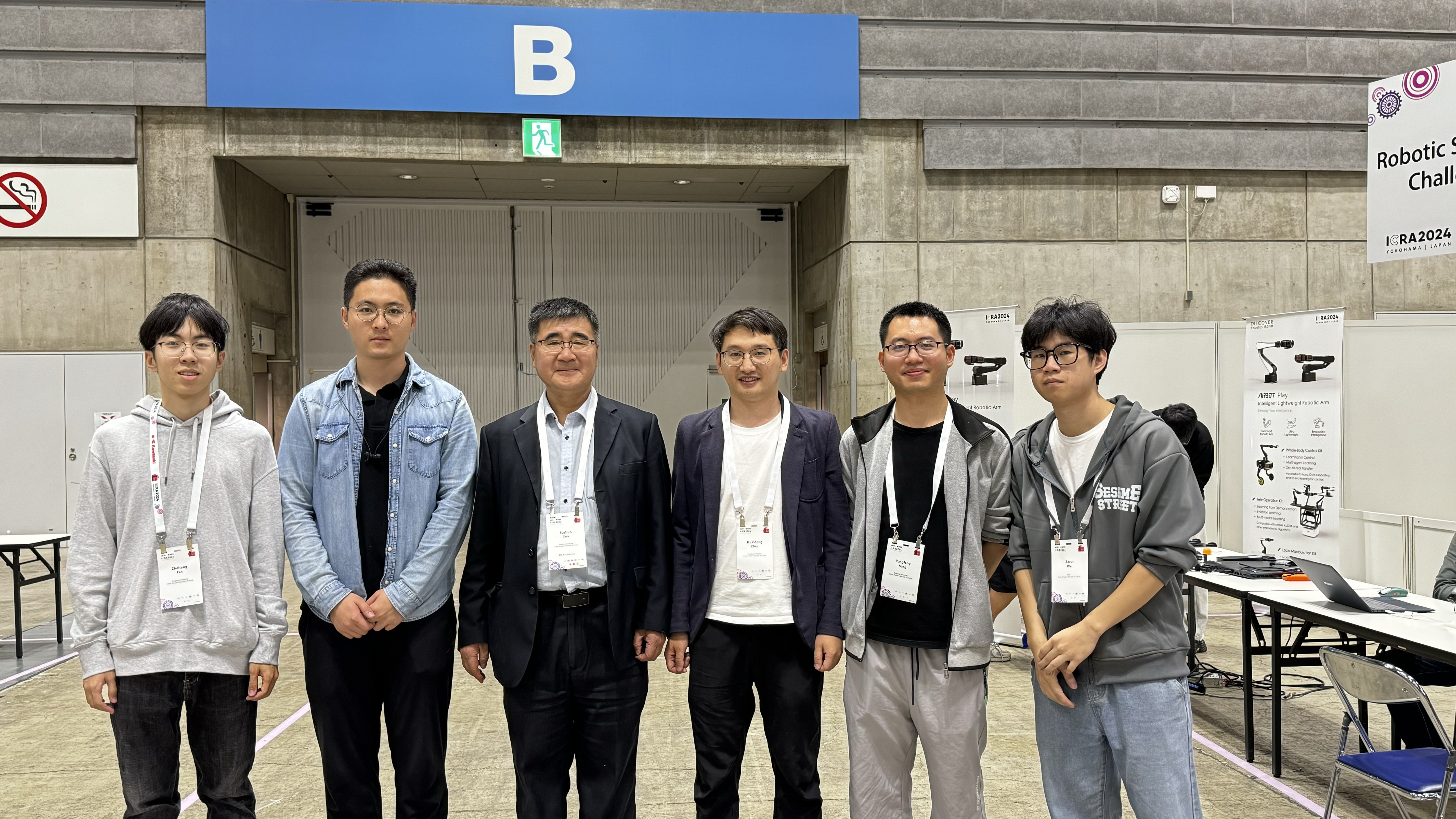 20220627-计算机系孙富春教授团队获ICRA 2024机器人抓取与操作比赛和虚实迁移比赛两项冠军-学生-孙富春(左三)与青春致胜团队合影.jpg