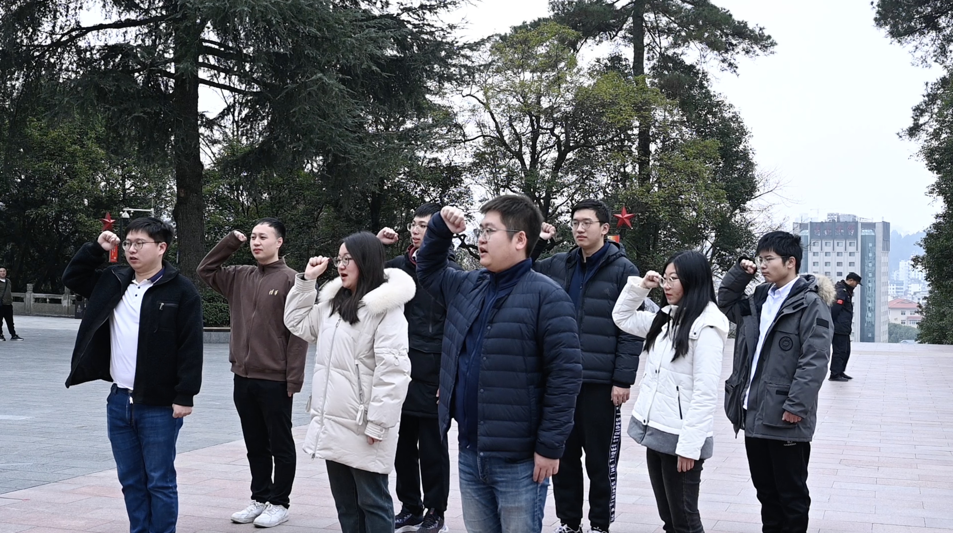 20240301-学思践悟启新程,挺膺担当绘青春——2024 年乐鱼在线平台研究生寒假社会实践总结回顾-社科学院、电子系与美术学院“社稷强贵·E往无黔”实践支队-支队成员在红军烈士陵园重温入党誓词.jpg