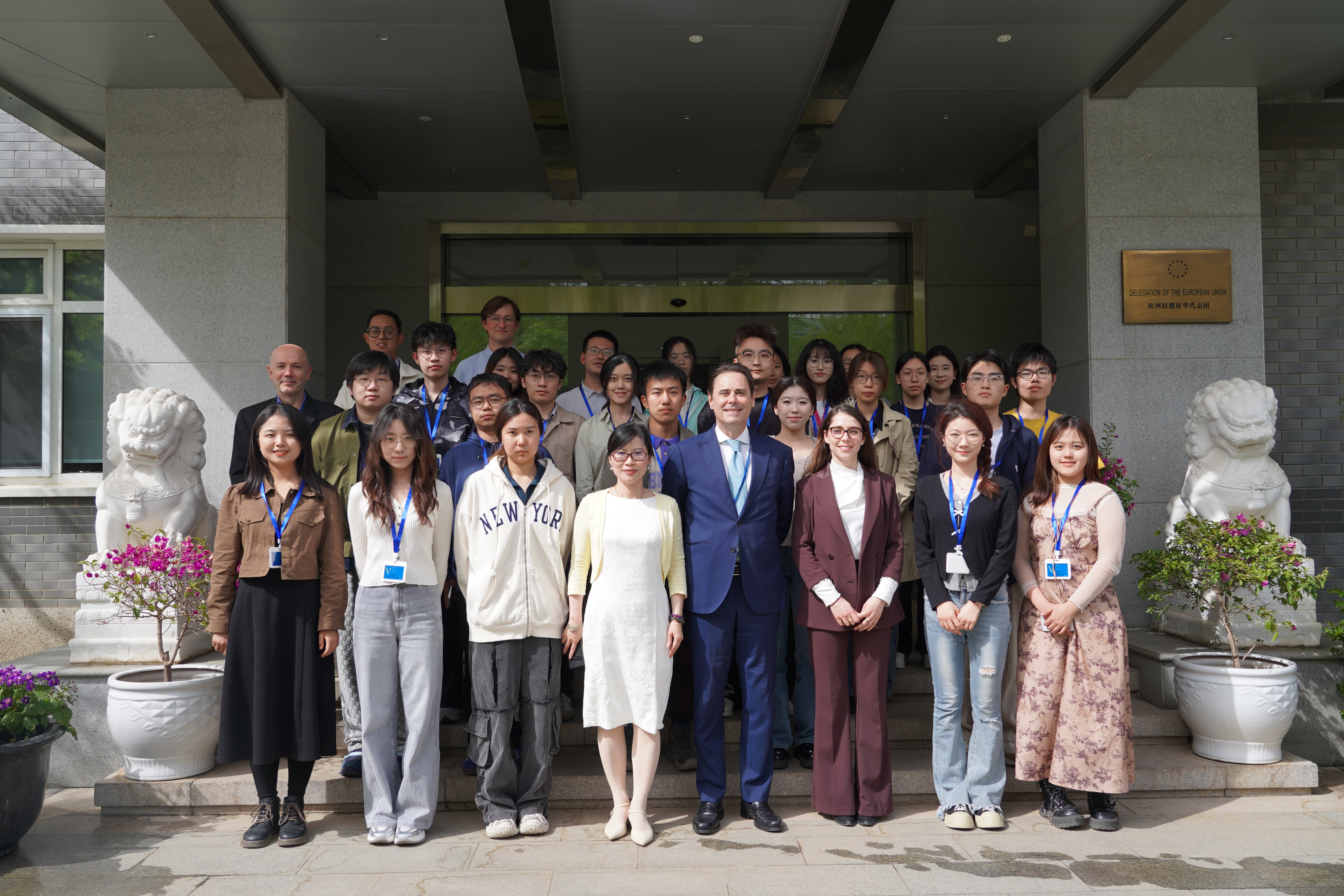 20250415-清华学子参访欧盟驻华使馆 在对话中体验文明交流互鉴-新闻学院-乐鱼在线平台师生与欧盟驻华代表团成员合影.jpeg
