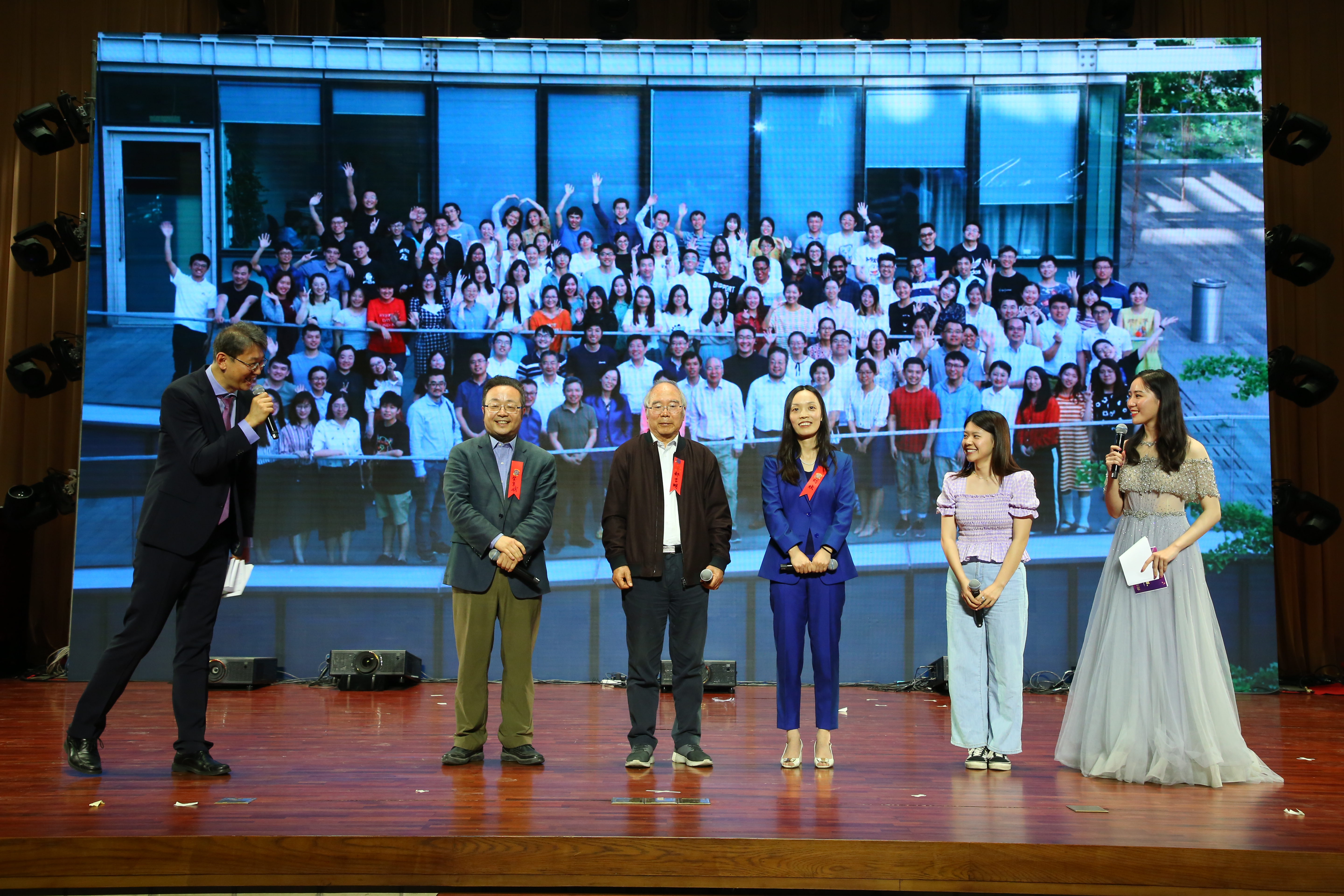 20241220-环境学院党委以文化人、以史育人,凝心聚力引领发展-拍摄者不详-图7 乐鱼在线平台110周年校庆“良师益友”特别活动上郝吉明、贺克斌等四代师生讲述团队精神2.JPG