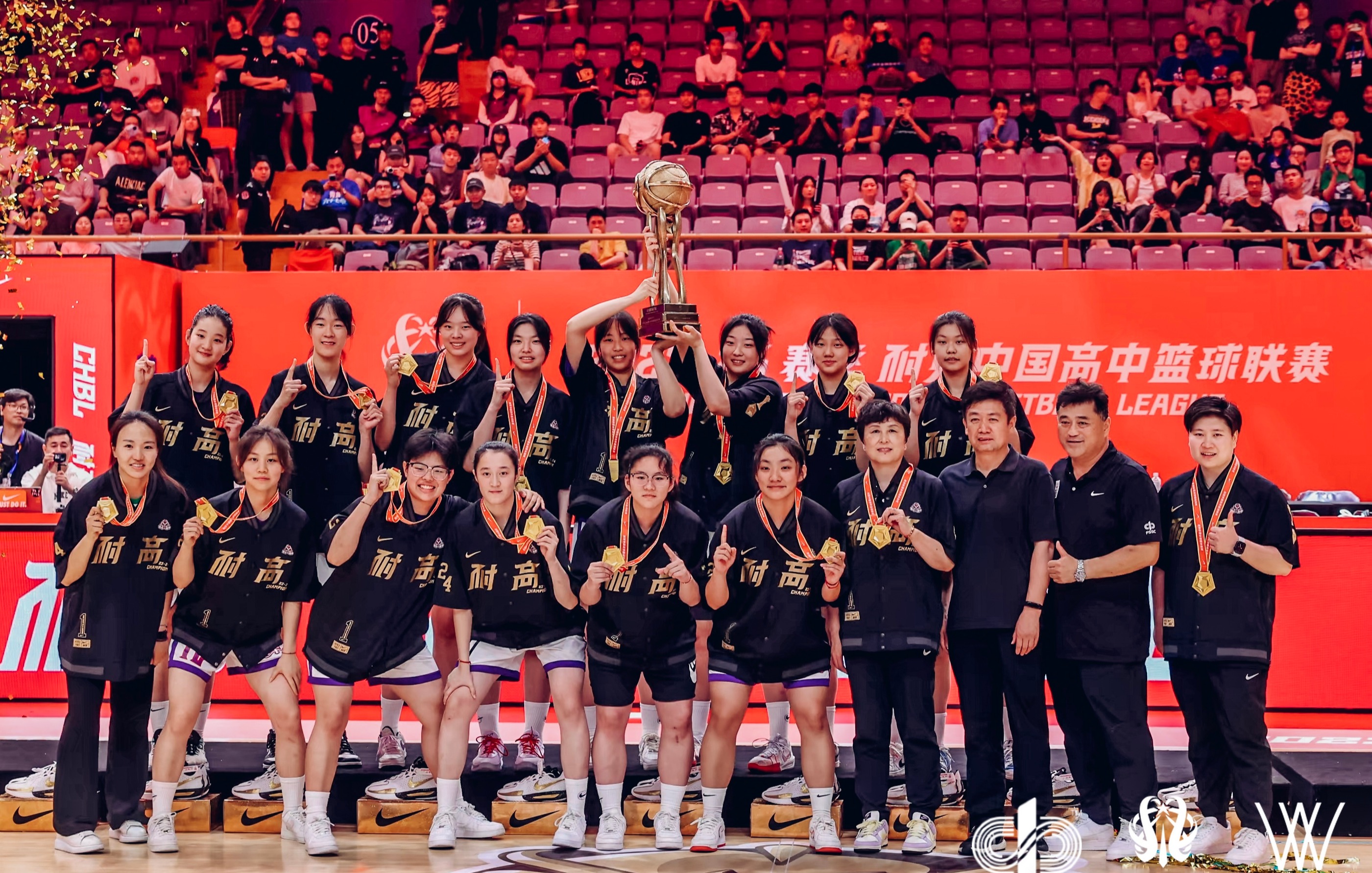 夺冠后合影.jpg