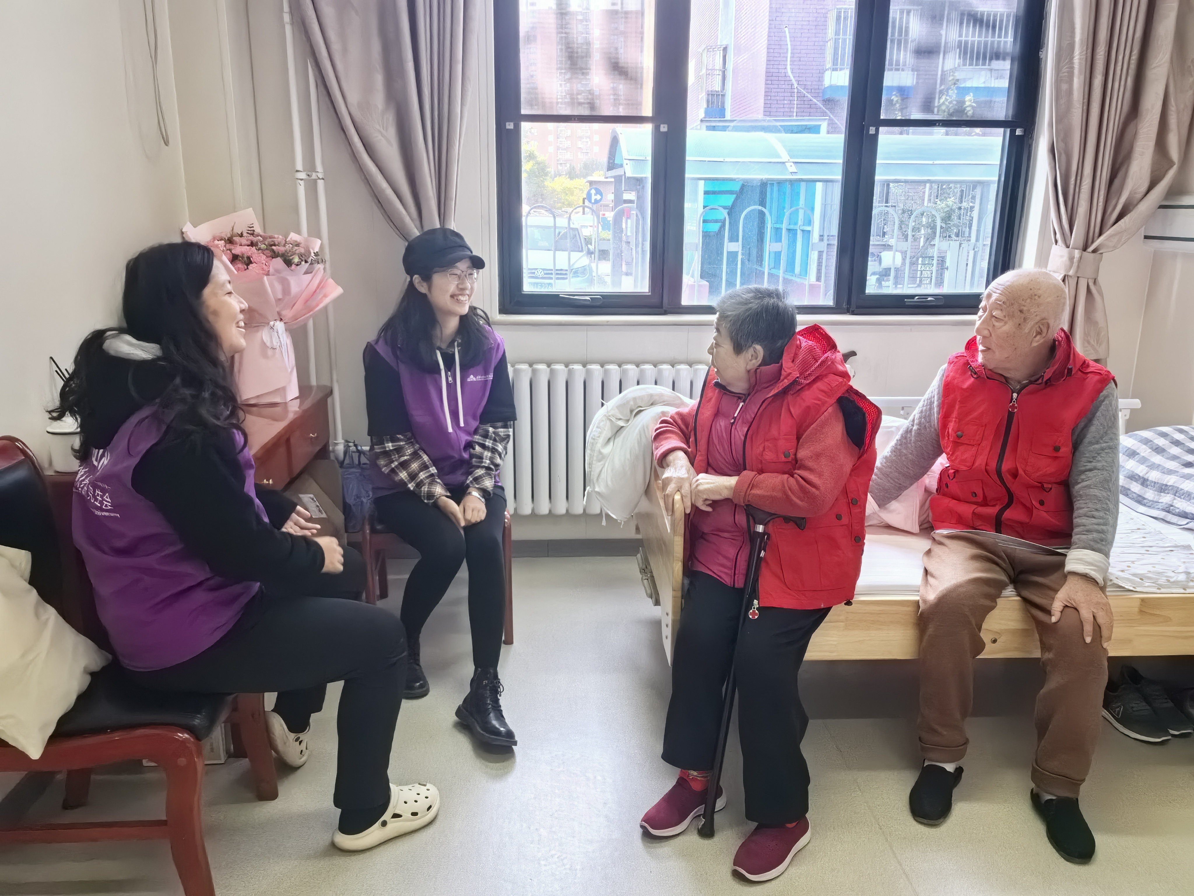 20231022-重阳节“传承温暖,敬老爱老”活动-许明誉-志愿者陪伴老人谈心 - 副本.jpg