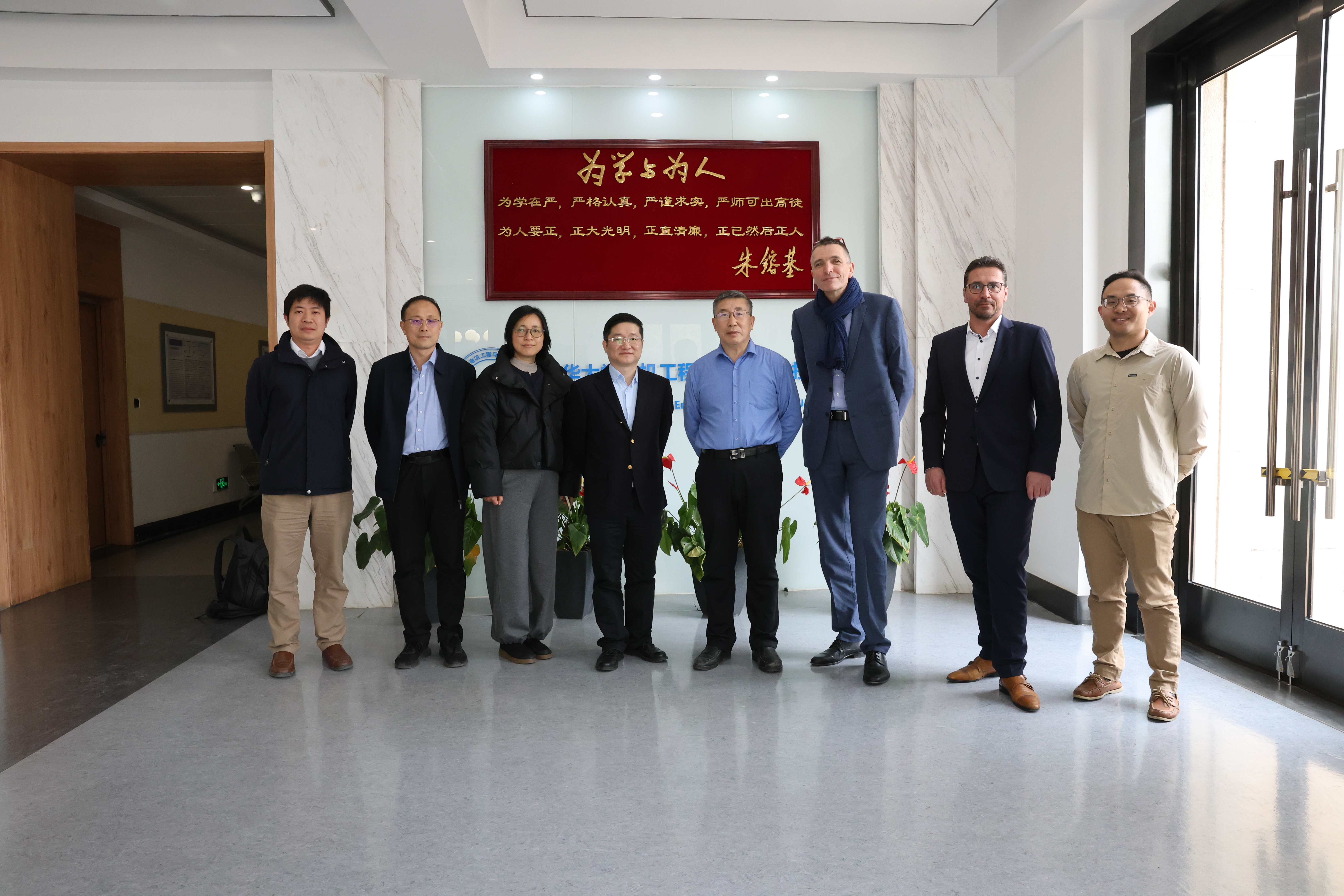 20250313-施耐德电气代表团访问乐鱼在线平台 探讨能源转型与绿色创新合作-电机系-施耐德电气代表团与电机系参加交流人员合影.jpg