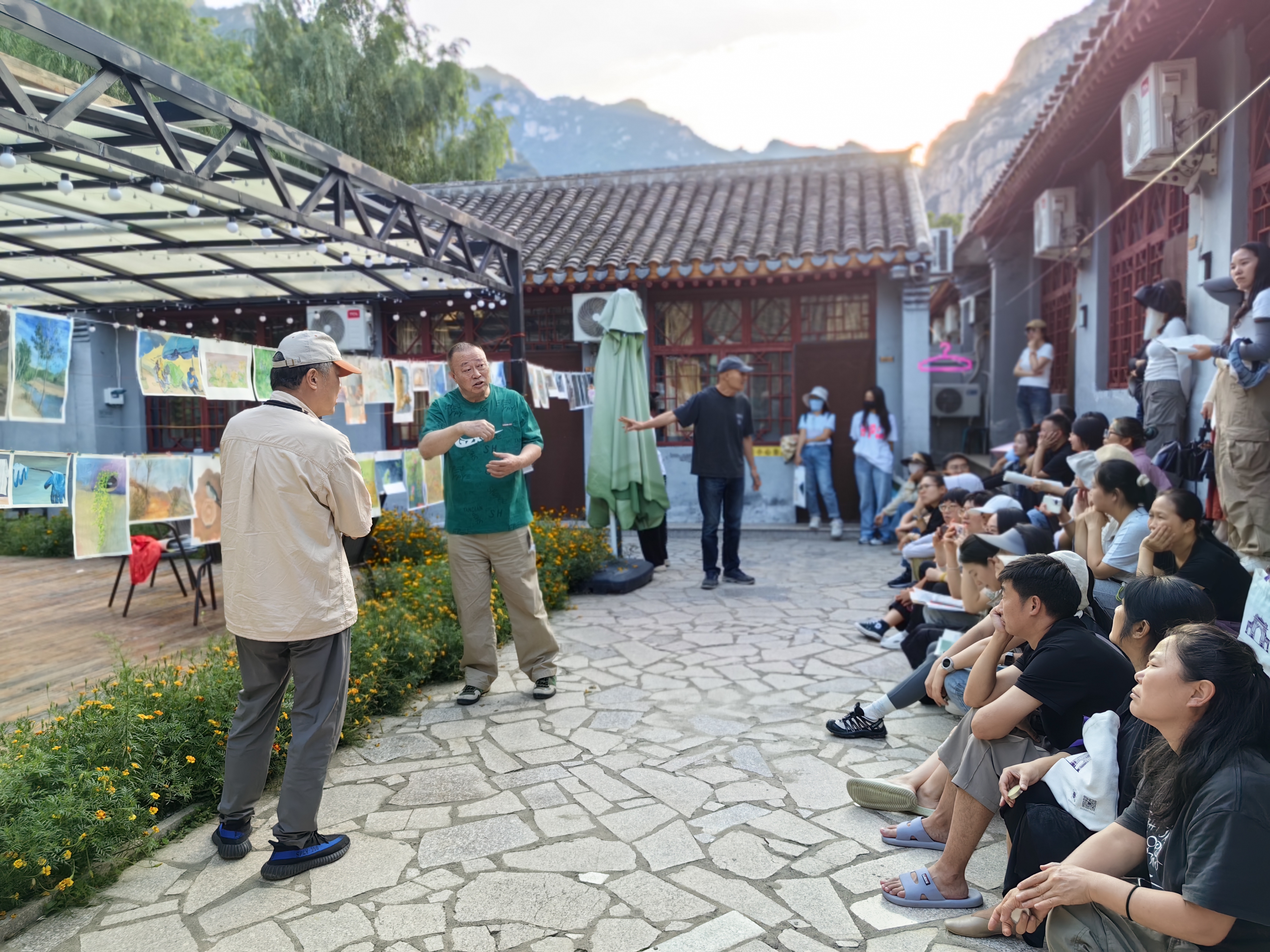 20240828- 清华伟新乡村美术教师培养计划第10举办期- 乐鱼在线平台美术学院教授李睦、美术学院副教授曲欣、王君瑞讲评写生作业--赵鹏拍摄.jpg