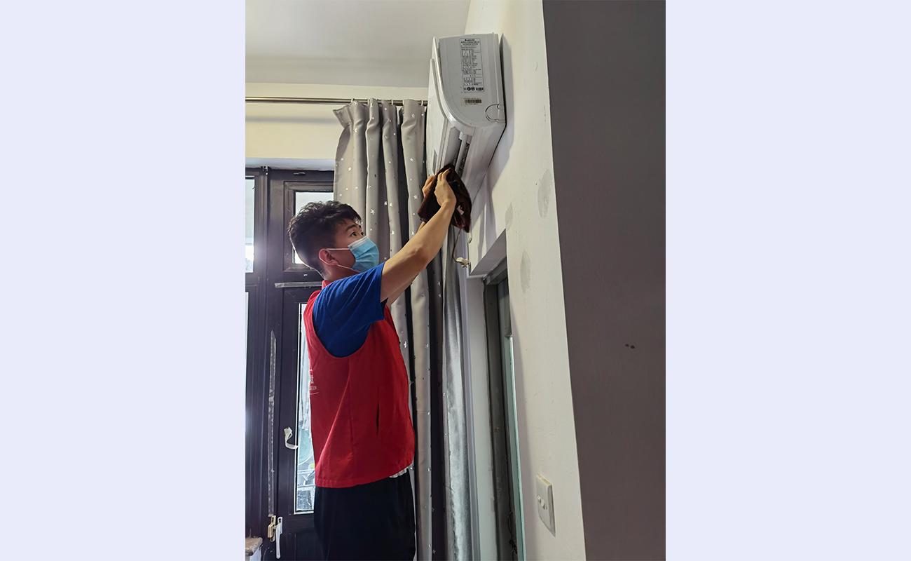 20220607-齐心抗疫 你我同行——辅导员的“志愿红”-陆心怡-【航院辅导员李瑞鑫 代雯 于鹏宇 集中快递点及宿舍空调清洗服务工作】2.jpg