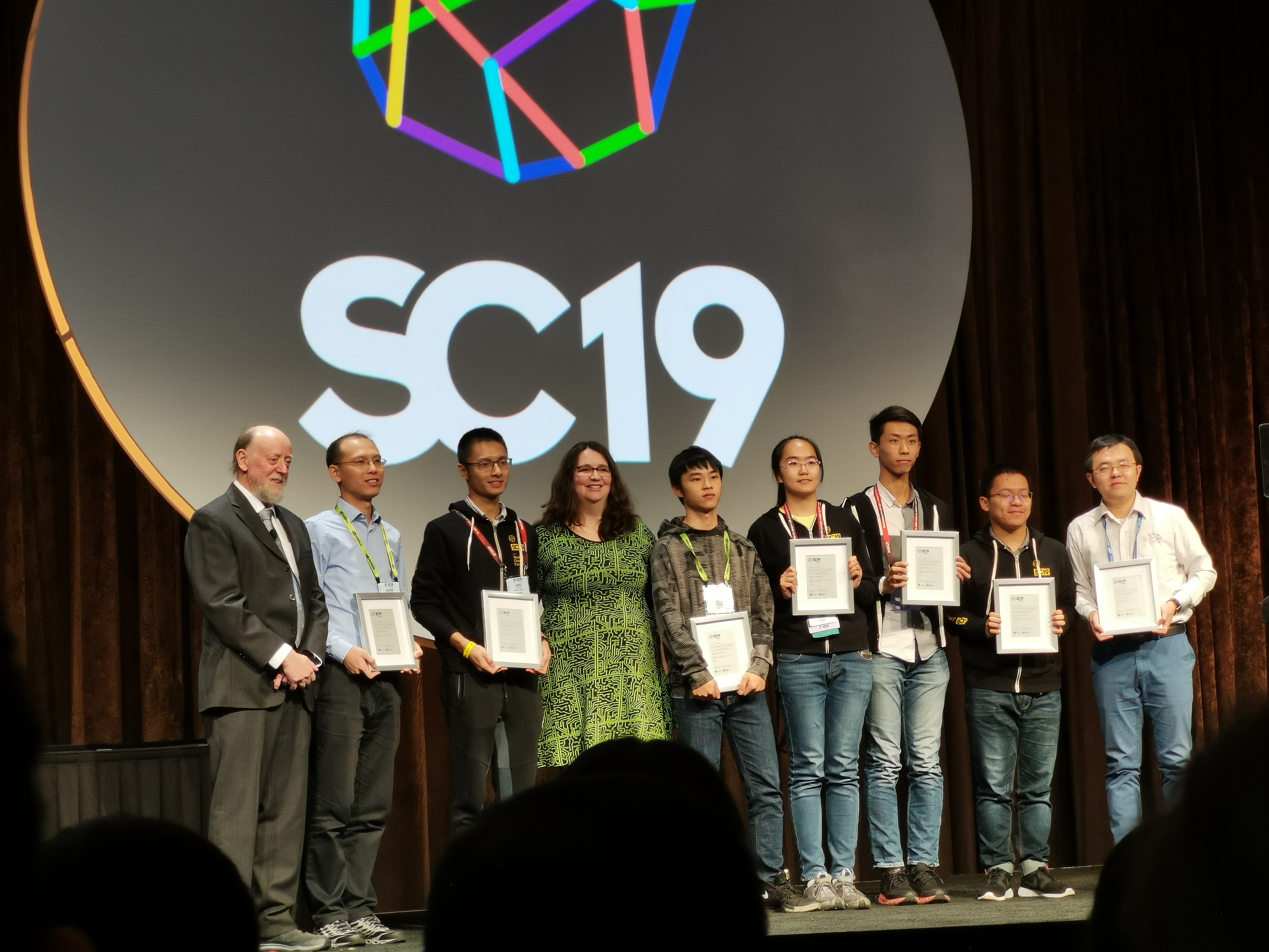 2021年图灵奖得主 Jack Dongarra 教授为清华学生超算团队颁发 SC19 学生超算竞赛冠军奖项.jpg