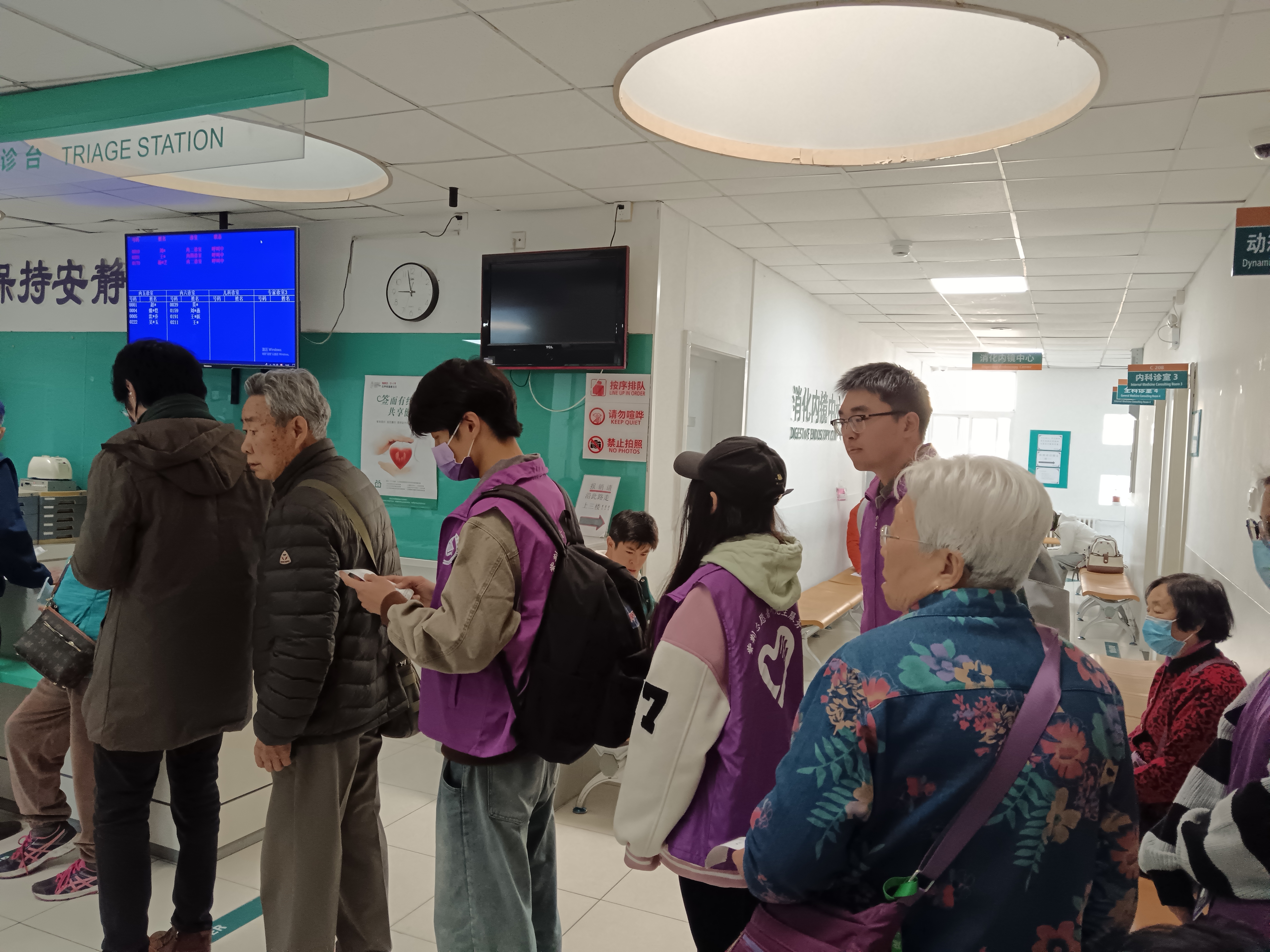 20231023-重阳节“传承温暖,敬老爱老”活动-徐玺-志愿者在排队为老人们开药.jpg