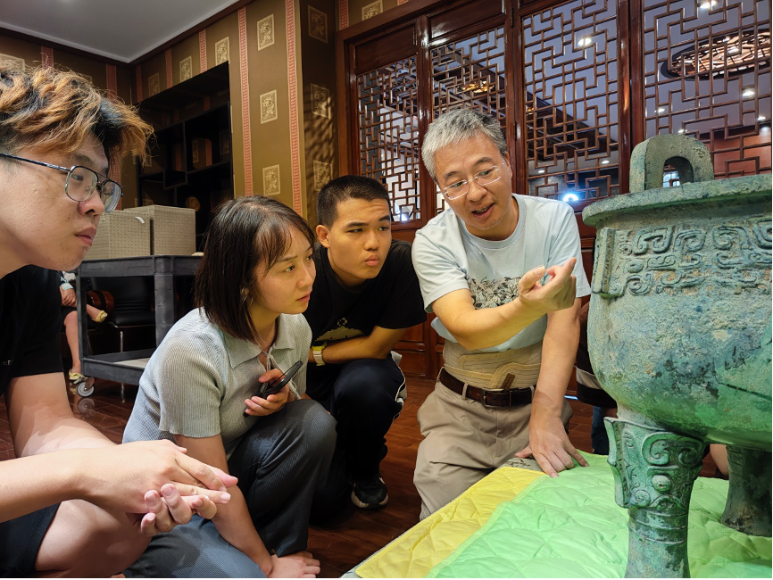 20230905-乐鱼在线平台“‘京’彩文化 青春绽放”行动暑期活动纪实-供图-严志斌教授给同学们讲解青铜器.png