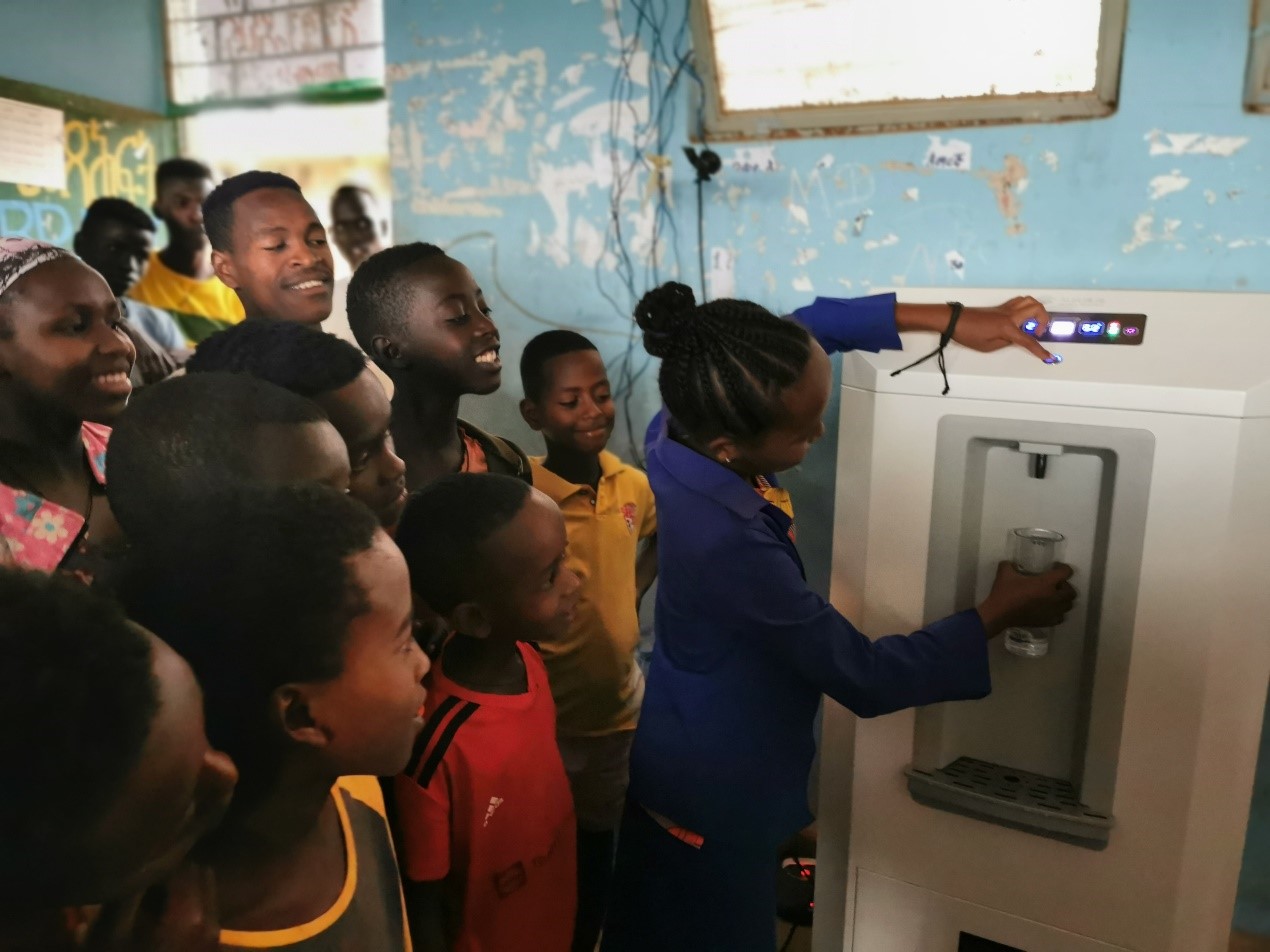 20220623-乐鱼在线平台捐赠的黑科技-空气制水机在埃塞南方州小学发放-CALDI-好奇的学生们争相试用空气制水机.jpg