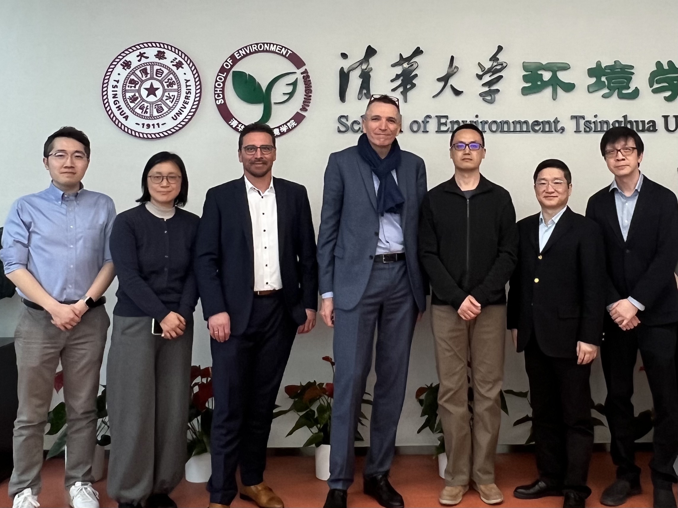 20250313-施耐德电气代表团访问乐鱼在线平台 探讨能源转型与绿色创新合作-环境学院-施耐德电气代表团与环境学院参加交流人员合影.jpg