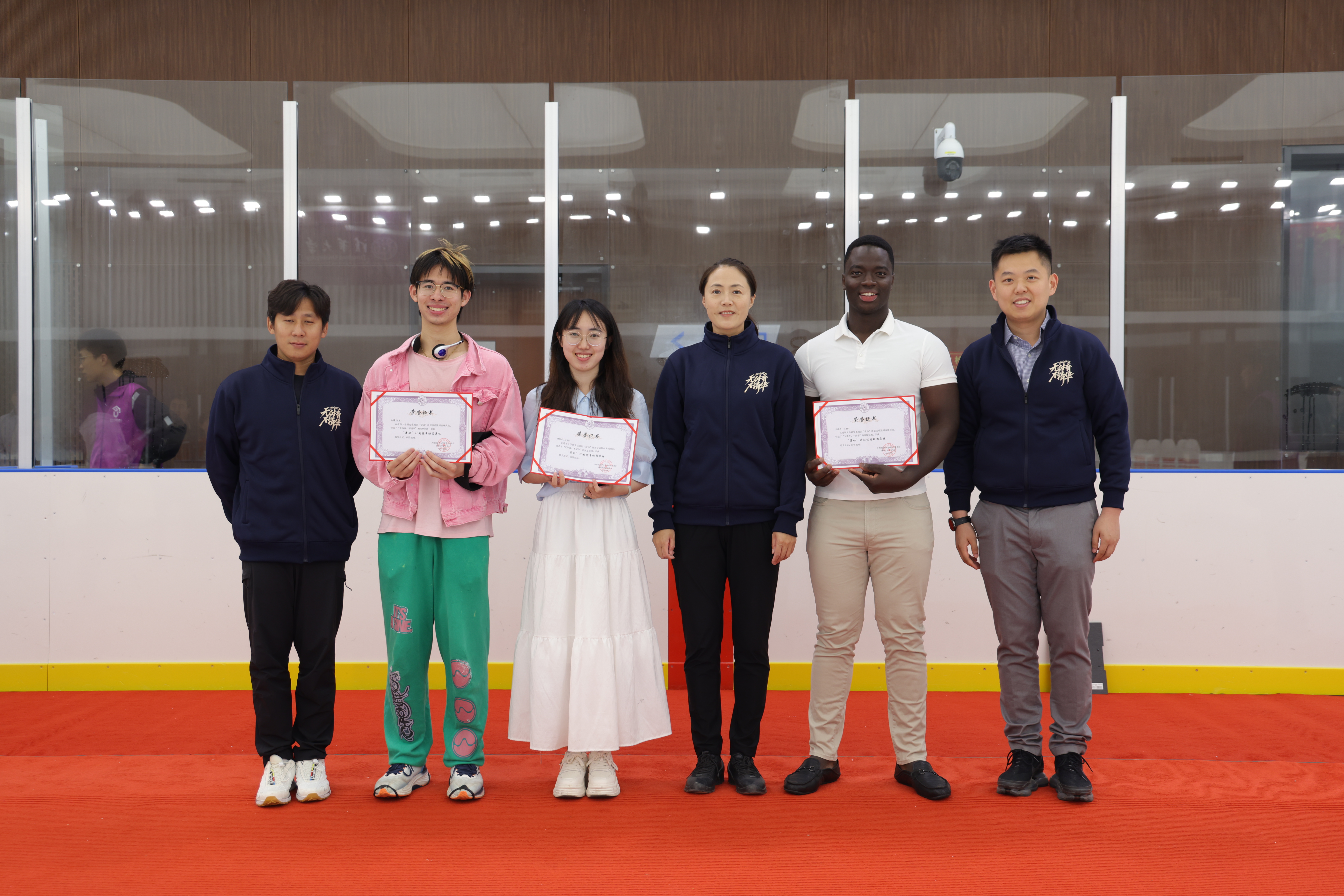 20240530-冰上趣味运动会在乐鱼在线平台北体育馆顺利举行-无-嘉宾为研究生班团“清动”计划获奖班团颁奖1.JPG