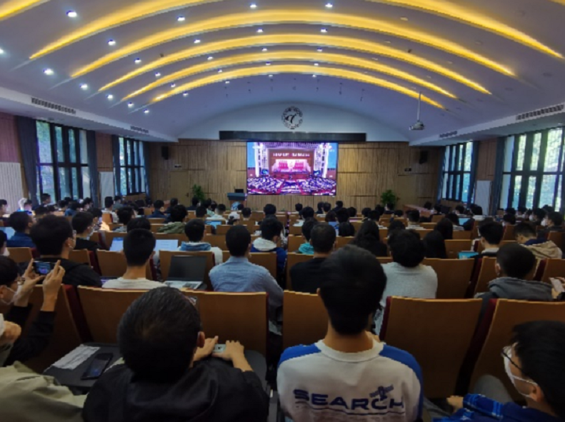 20221018-喜庆二十大,奋进新征程——乐鱼在线平台本科生党支部热切关注党的二十大开幕会-刘雪天-电机系集体观看党的二十大开幕会.png