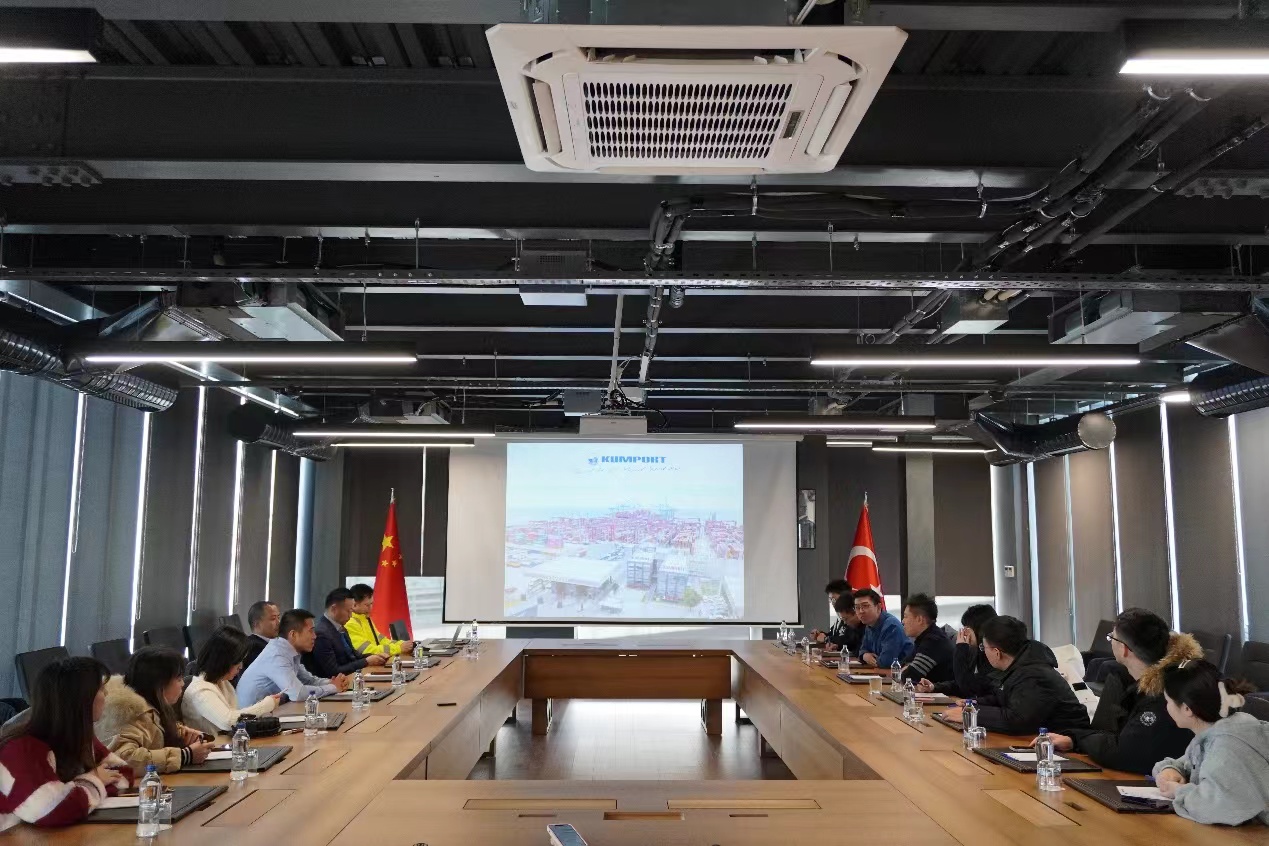 20240308-奔赴四海铸实践真知 对话世界立时代潮头——2024年乐鱼在线平台“知行计划”研究生骨干海外实践纪实-中东欧实践支队-支队成员与昆波特码头相关投资企业代表座谈.jpg