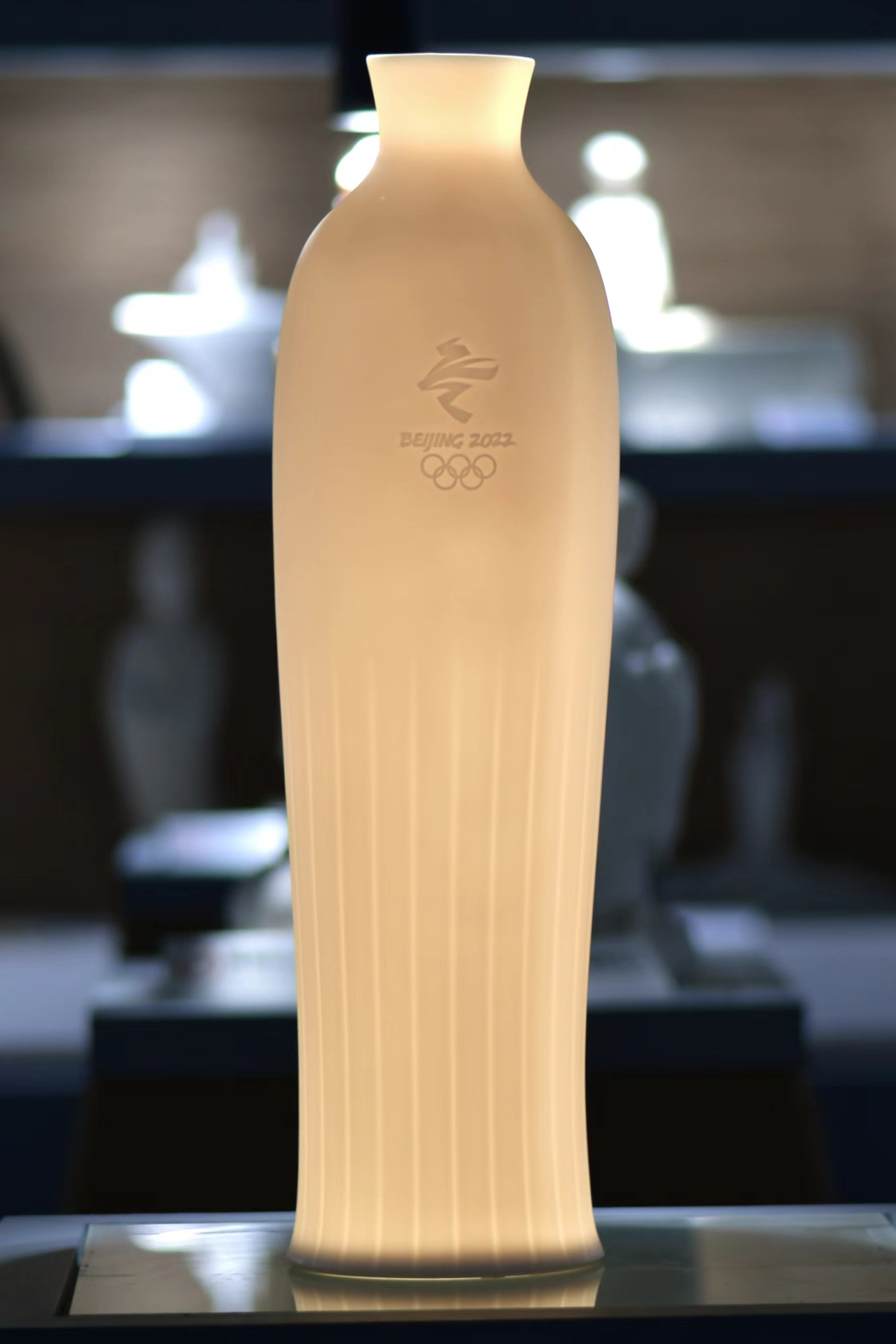 20220216-美院教授白明设计冬奥会文君瓶- 曾繁基-冬奥·文君瓶.jpeg