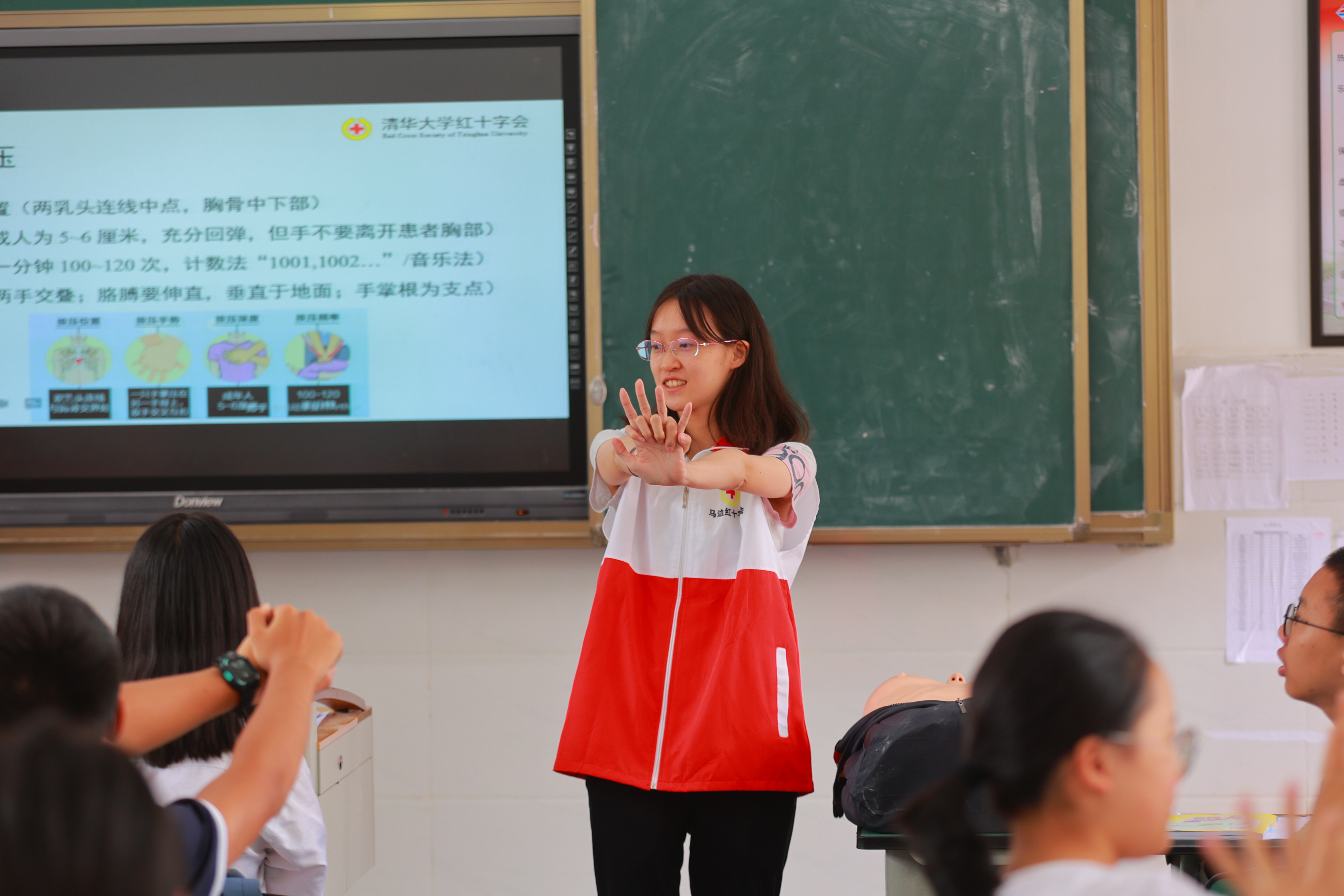 20220802-学生红会支教急救讲堂-郭镕玮-1 来自乐鱼在线平台红十字会学生分会急救部的顾悦然正在演示心肺复苏姿势.jpg