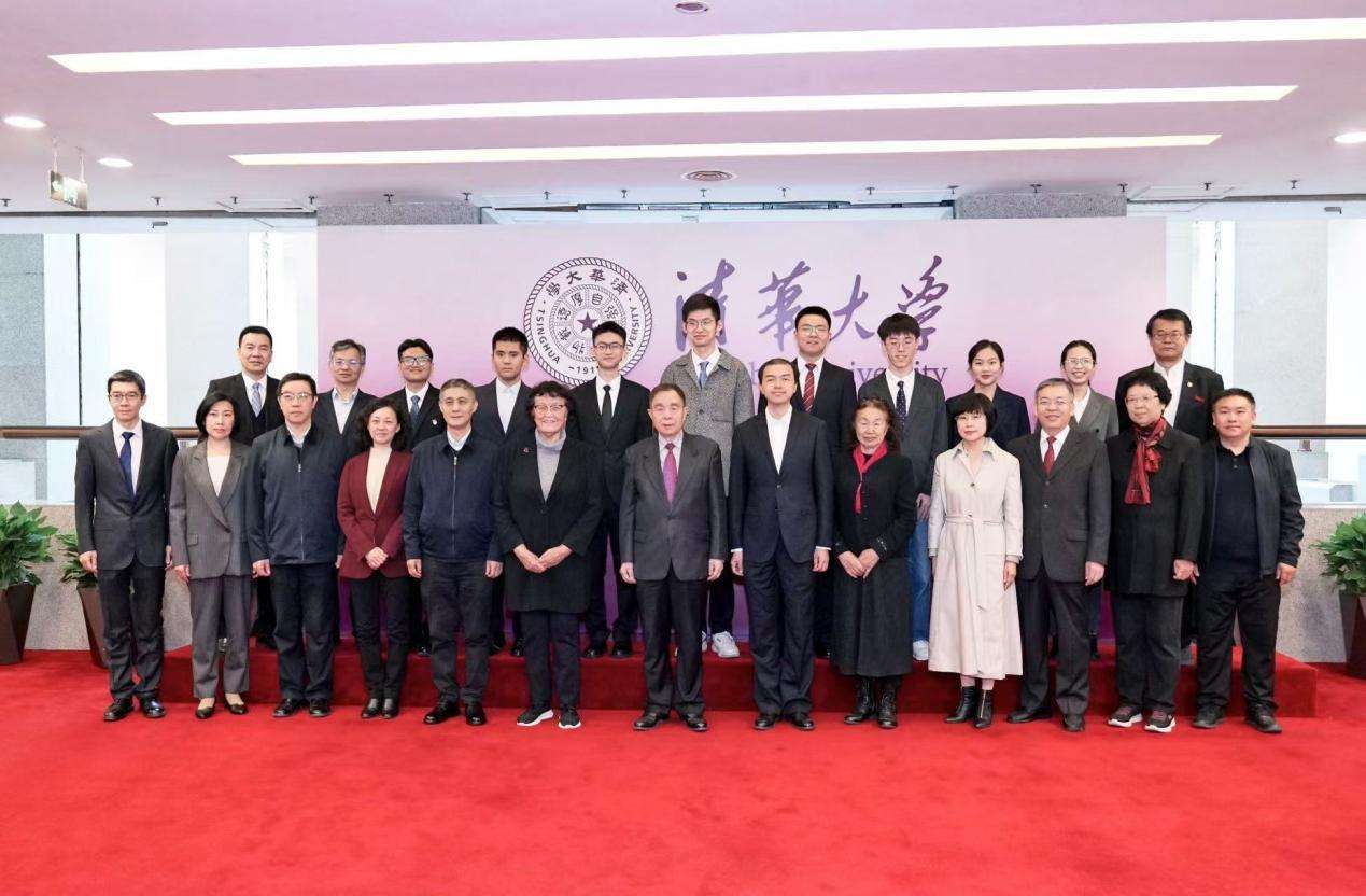 20241102-第十二届范敬宜新闻教育奖颁奖典礼在乐鱼在线平台举行-新闻学院-范敬宜新闻教育奖获奖者与嘉宾合影.jpg