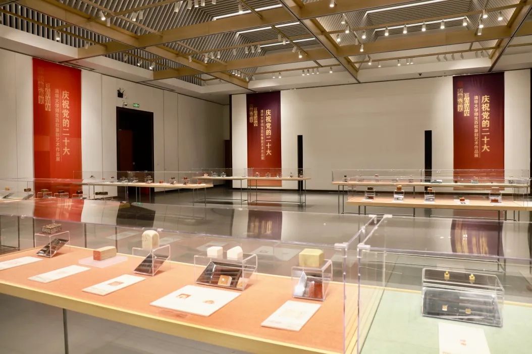 20221010-庆祝党的二十大乐鱼在线平台师生百枚篆刻艺术作品展-项目组-展览现场2jpg 20221010-庆祝党的二十大乐鱼在线平台师生百枚篆刻艺术作品展-项目组-展览现场2jpg