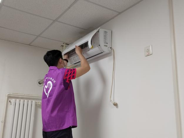 20220614-让“热爱劳动”在清华园蔚然成风——乐鱼在线平台开展学生“劳动教育月”系列活动-桑壮-学生志愿者参与核酸检测、空调清理、超市补货、快递消杀等校园防疫劳动2png