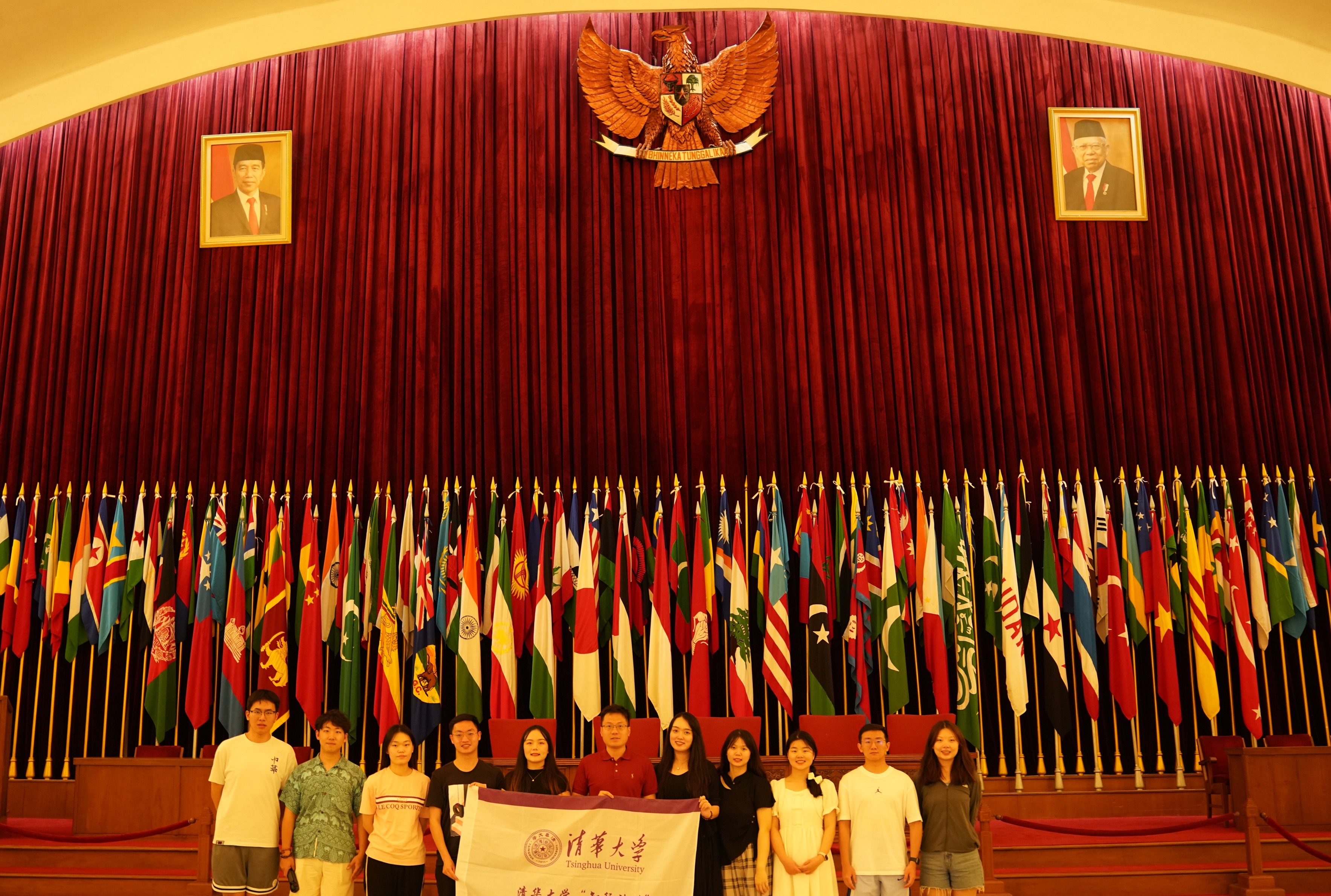 20240308-奔赴四海铸实践真知 对话世界立时代潮头——2024年乐鱼在线平台“知行计划”研究生骨干海外实践纪实-东南亚实践支队-支队成员参观万隆会议旧址.jpg