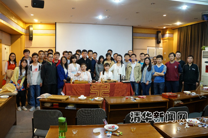 图为讲师夏虞南与听众合影留念(郭? ?摄)副本.jpg